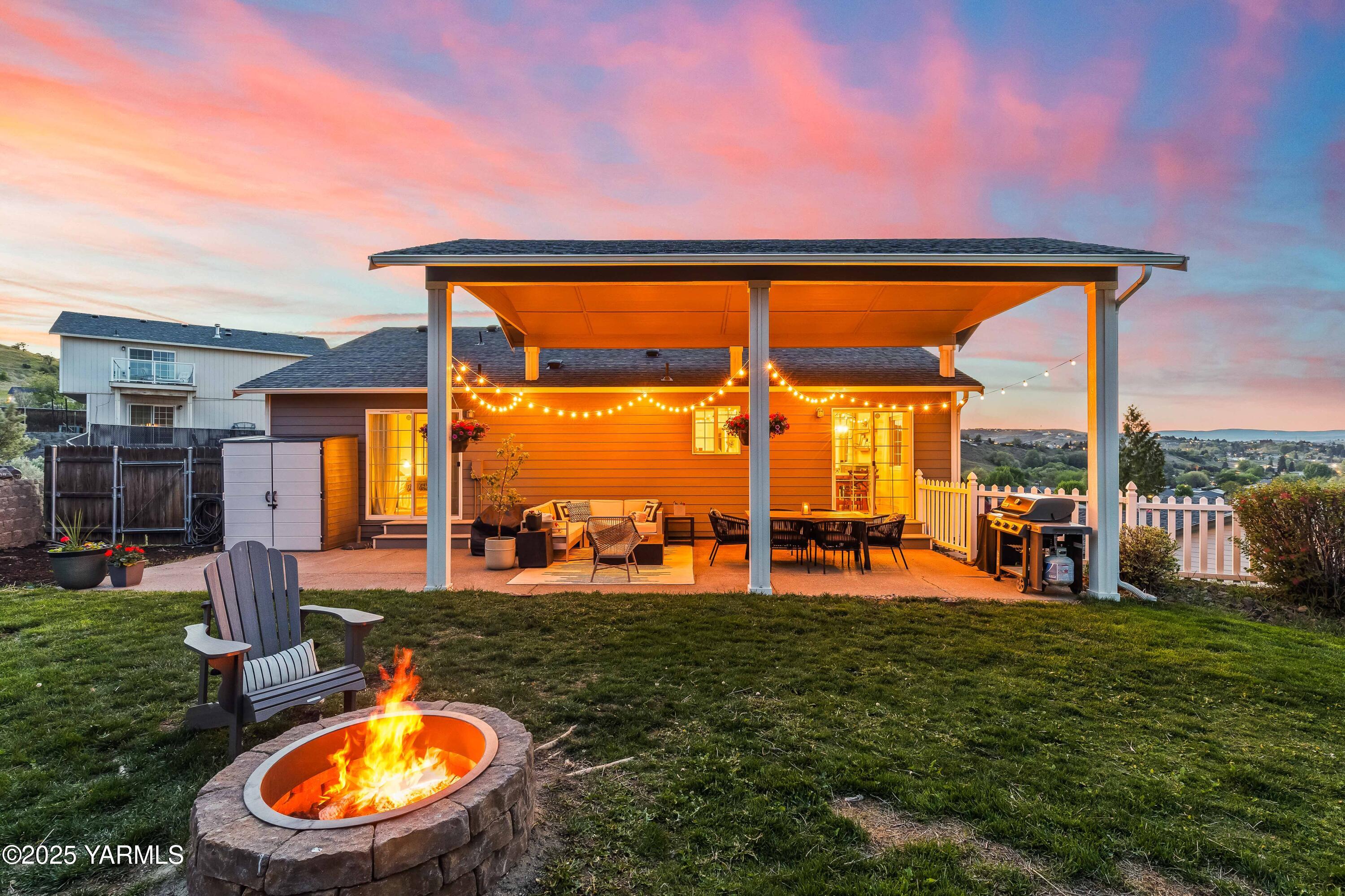 Selah, Washington 98942, United States, 4 Bedrooms Bedrooms, ,3 BathroomsBathrooms,Residential,Pending,120118