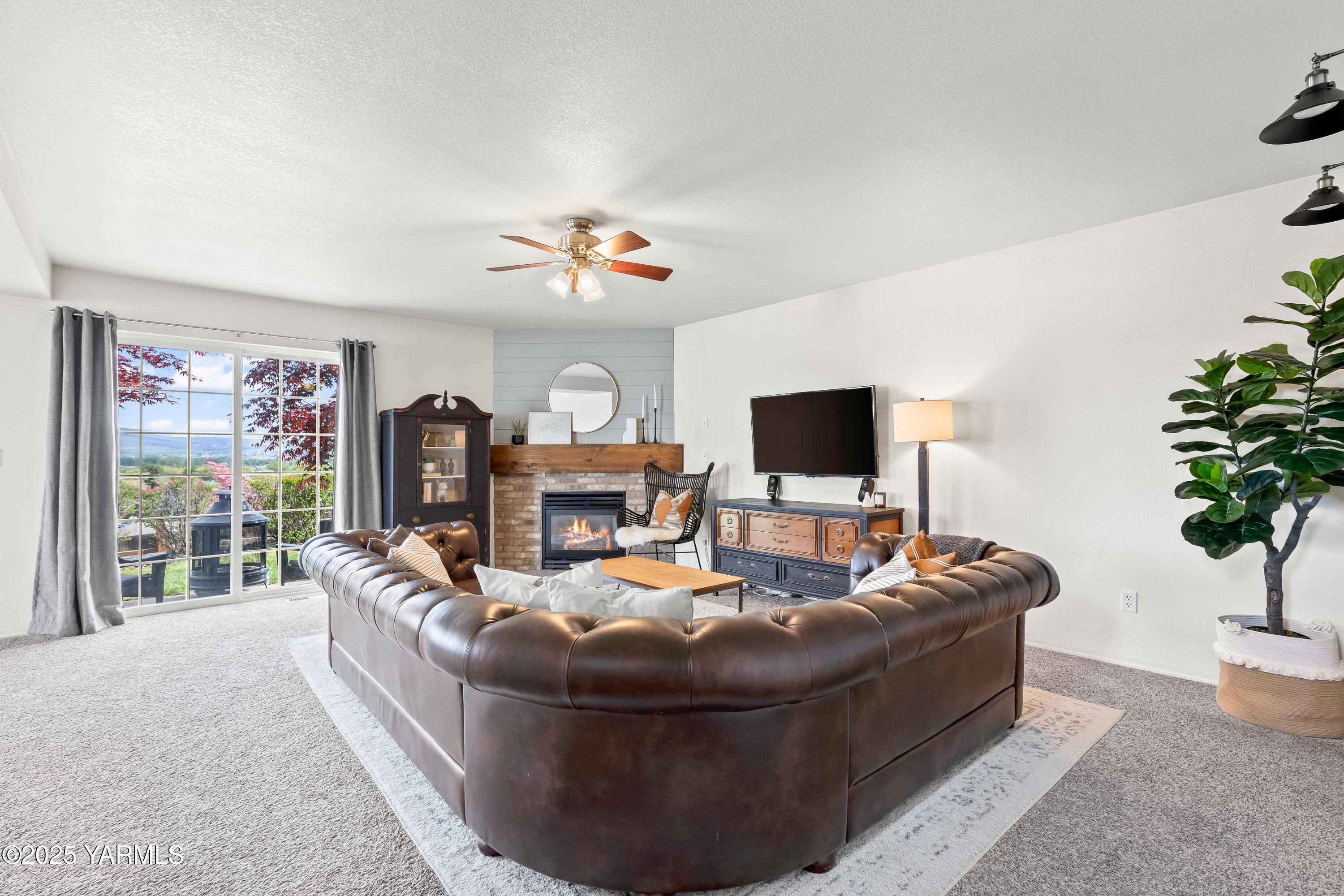 Selah, Washington 98942, United States, 4 Bedrooms Bedrooms, ,3 BathroomsBathrooms,Residential,Pending,120118