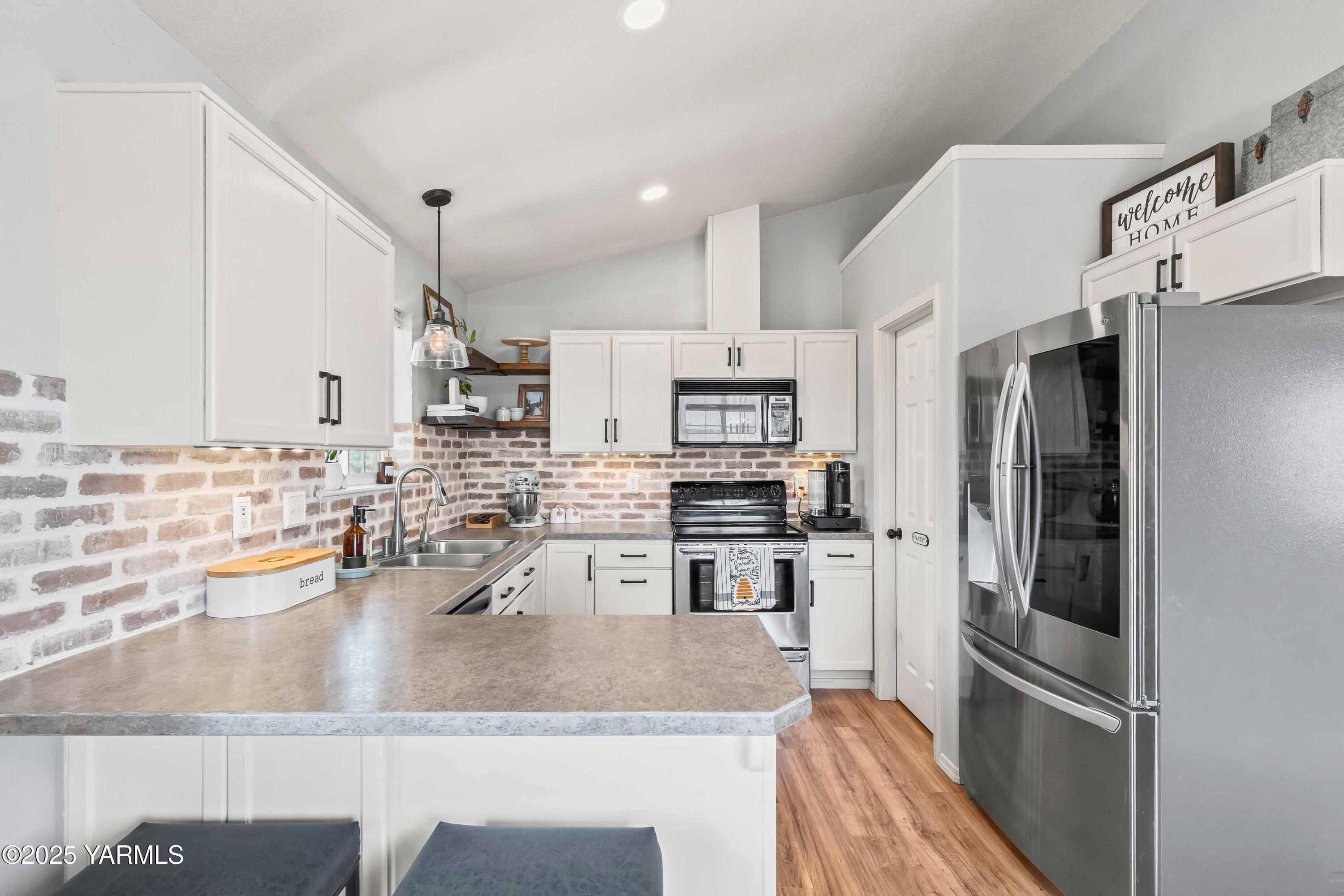 Selah, Washington 98942, United States, 4 Bedrooms Bedrooms, ,3 BathroomsBathrooms,Residential,Pending,120118