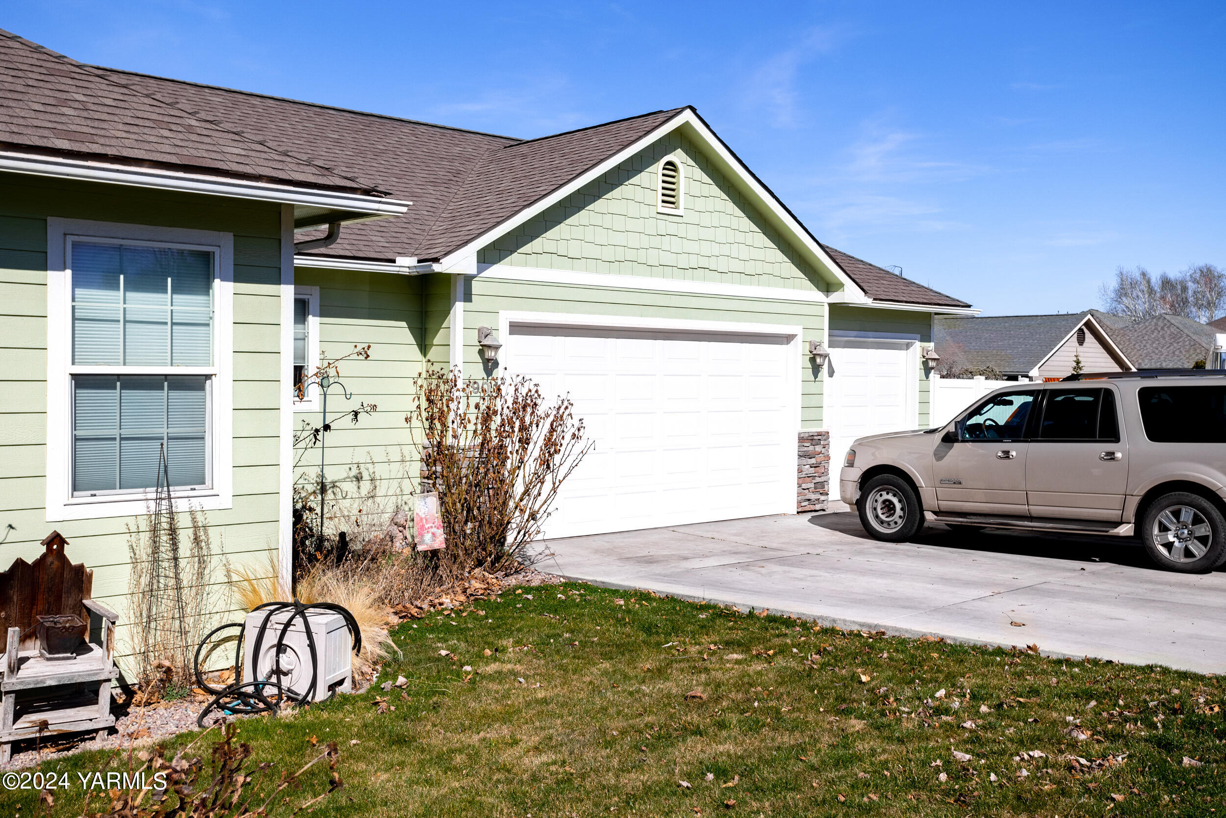 Yakima, Washington 98908, United States, 4 Bedrooms Bedrooms, ,3 BathroomsBathrooms,Residential,Pending,39026