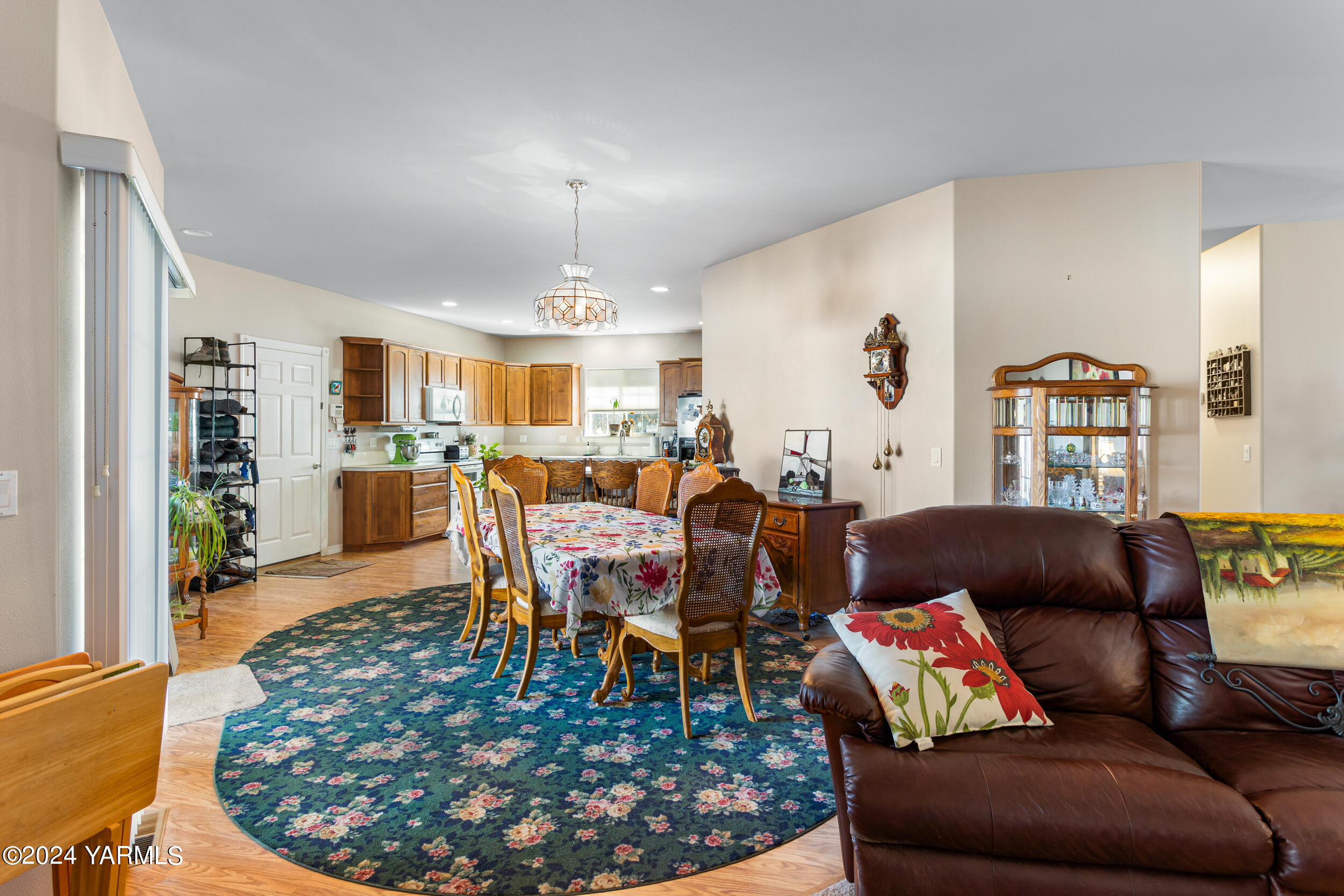 Yakima, Washington 98908, United States, 4 Bedrooms Bedrooms, ,3 BathroomsBathrooms,Residential,Pending,39026