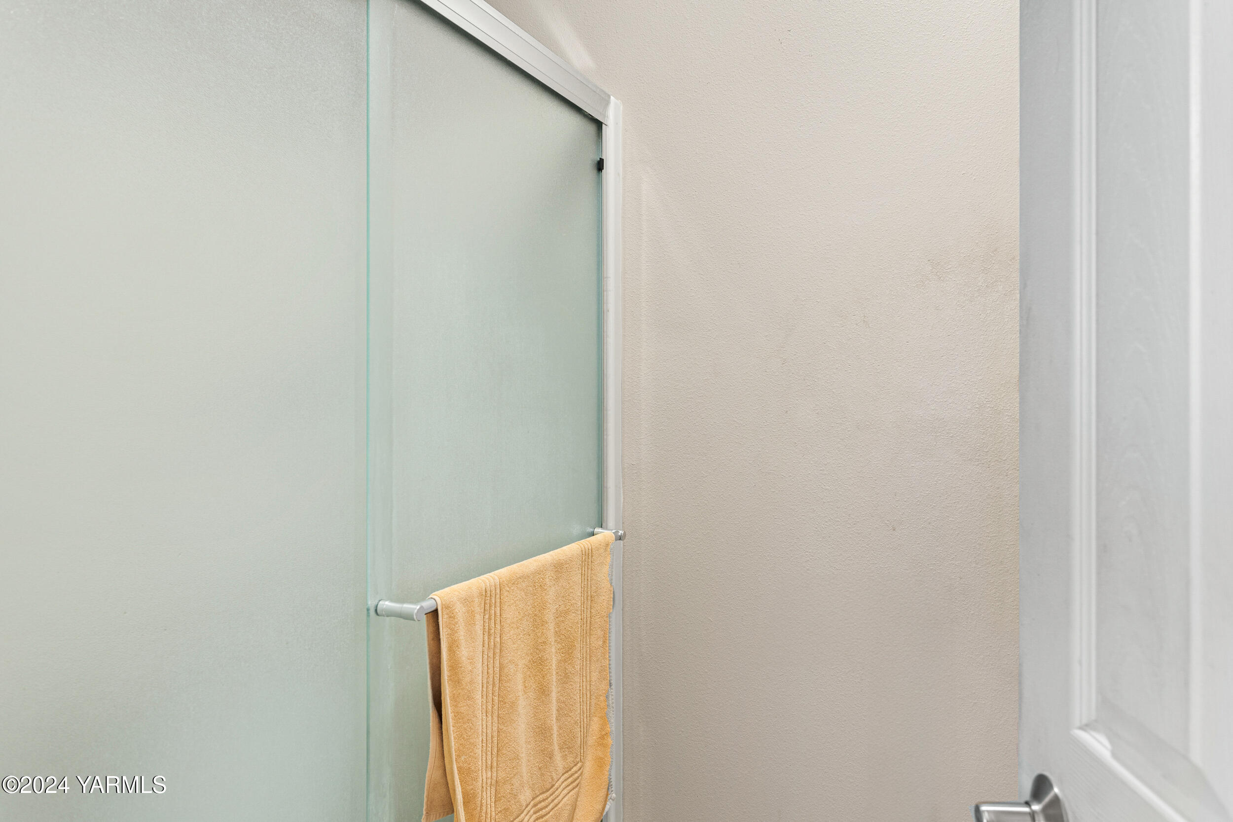 Yakima, Washington 98908, United States, 4 Bedrooms Bedrooms, ,3 BathroomsBathrooms,Residential,Pending,39026