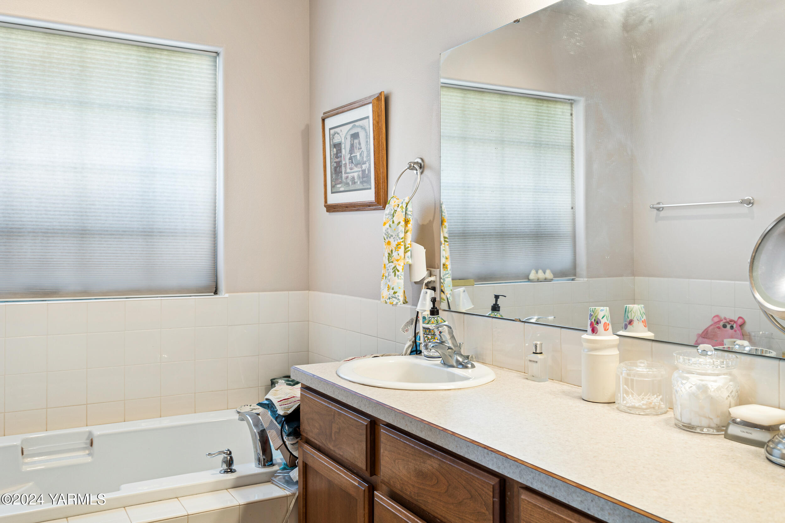 Yakima, Washington 98908, United States, 4 Bedrooms Bedrooms, ,3 BathroomsBathrooms,Residential,Pending,39026