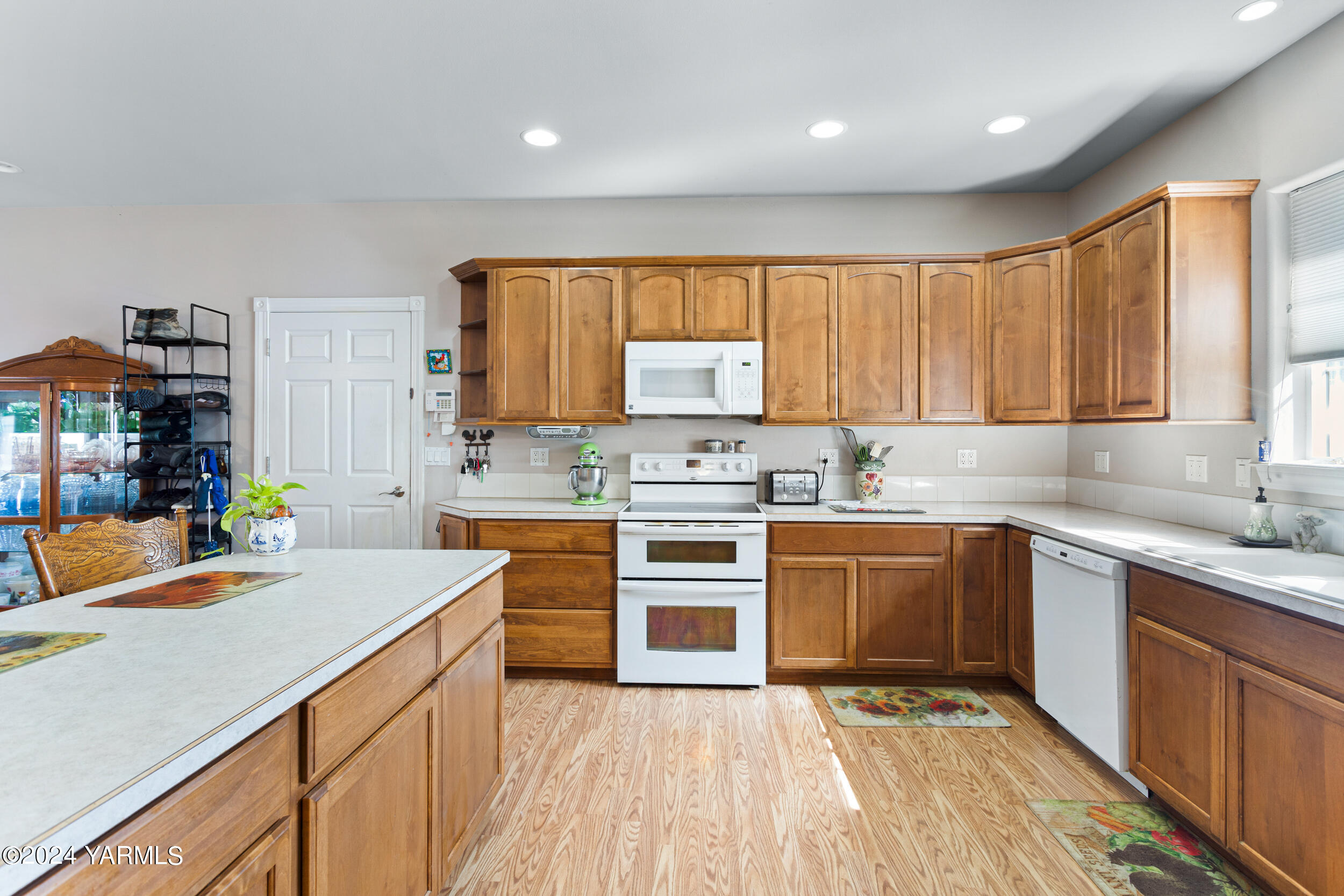 Yakima, Washington 98908, United States, 4 Bedrooms Bedrooms, ,3 BathroomsBathrooms,Residential,Pending,39026