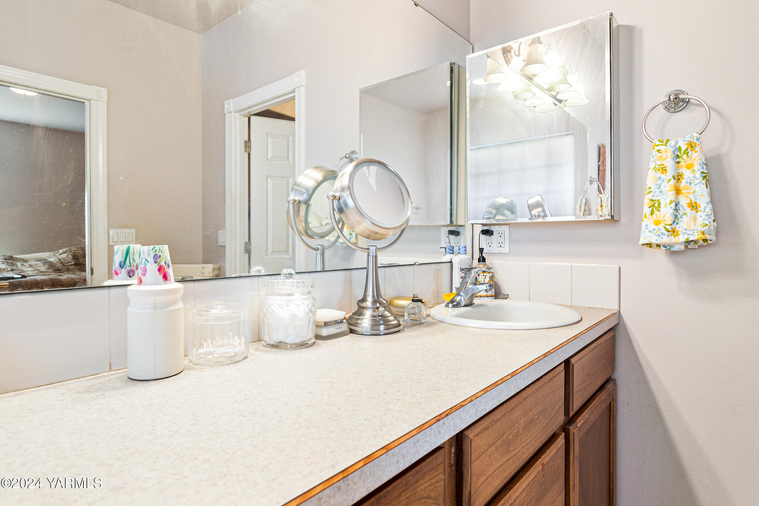 Yakima, Washington 98908, United States, 4 Bedrooms Bedrooms, ,3 BathroomsBathrooms,Residential,Pending,39026