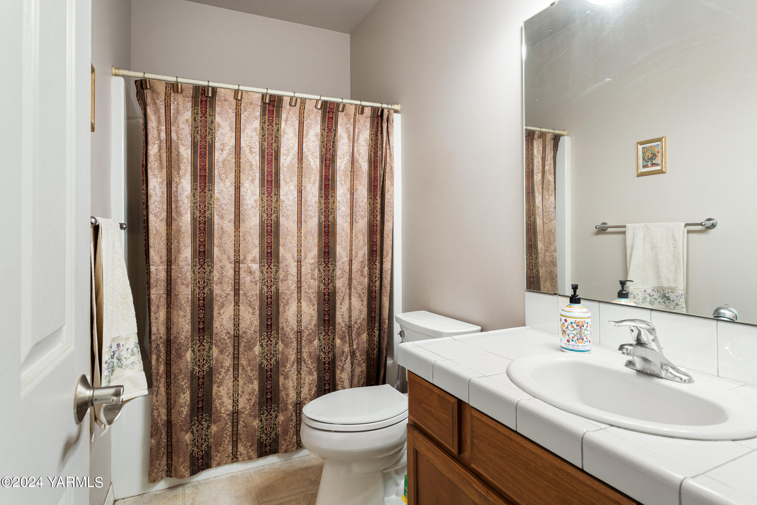 Yakima, Washington 98908, United States, 4 Bedrooms Bedrooms, ,3 BathroomsBathrooms,Residential,Pending,39026