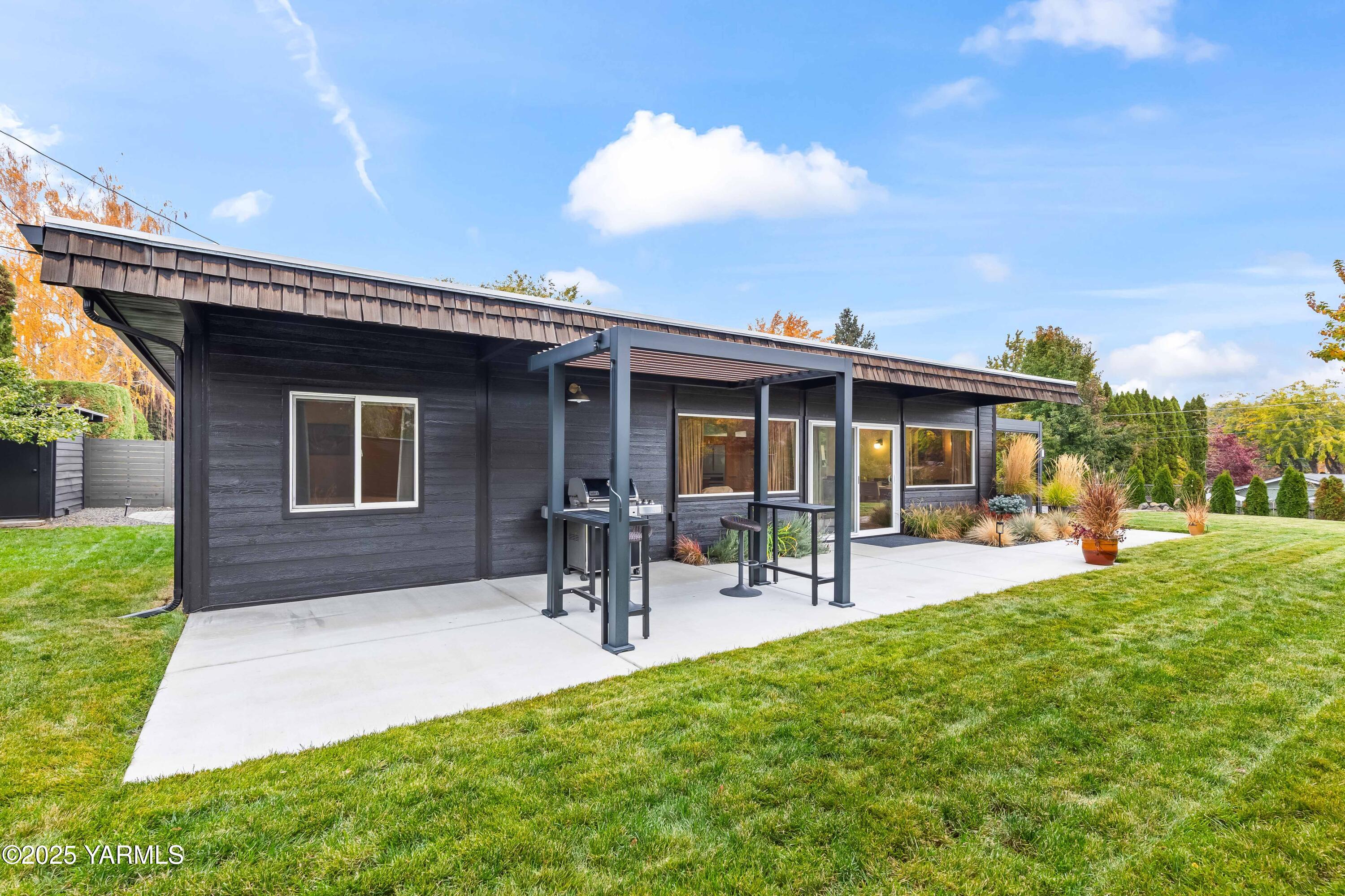 Yakima, Washington 98902, United States, 2 Bedrooms Bedrooms, ,1 BathroomBathrooms,Residential,Active,243321