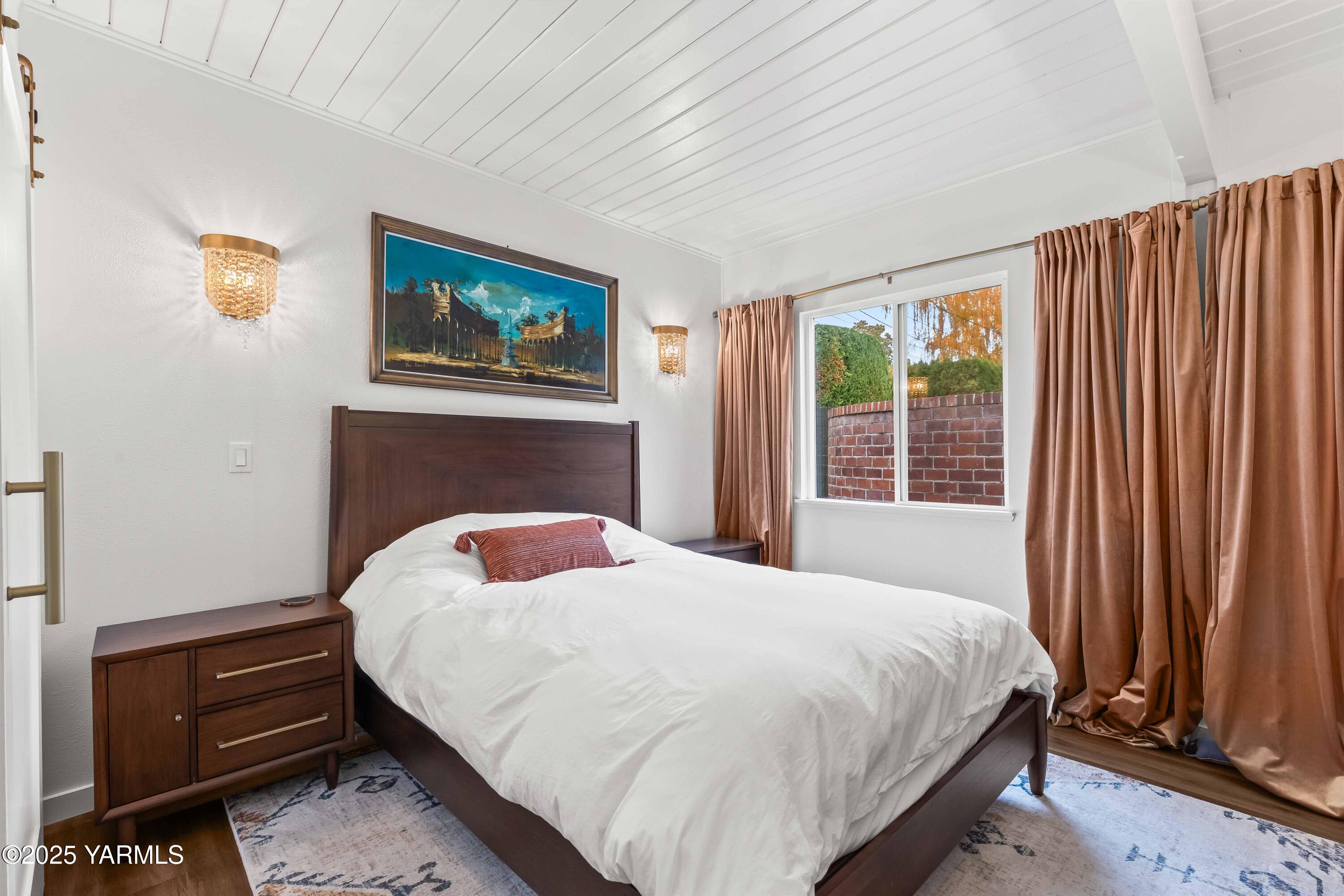 Yakima, Washington 98902, United States, 2 Bedrooms Bedrooms, ,1 BathroomBathrooms,Residential,Active,243321