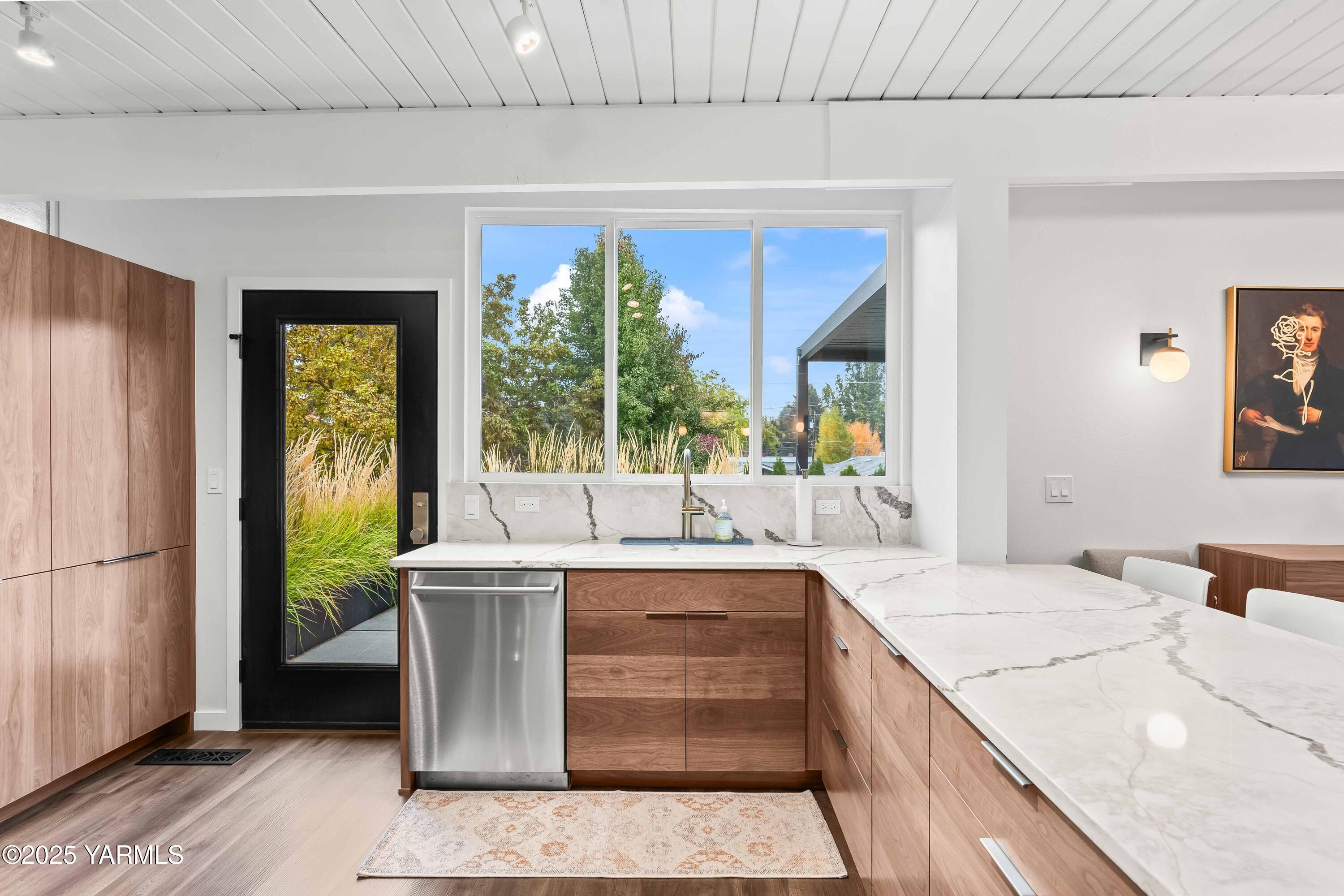 Yakima, Washington 98902, United States, 2 Bedrooms Bedrooms, ,1 BathroomBathrooms,Residential,Active,243321