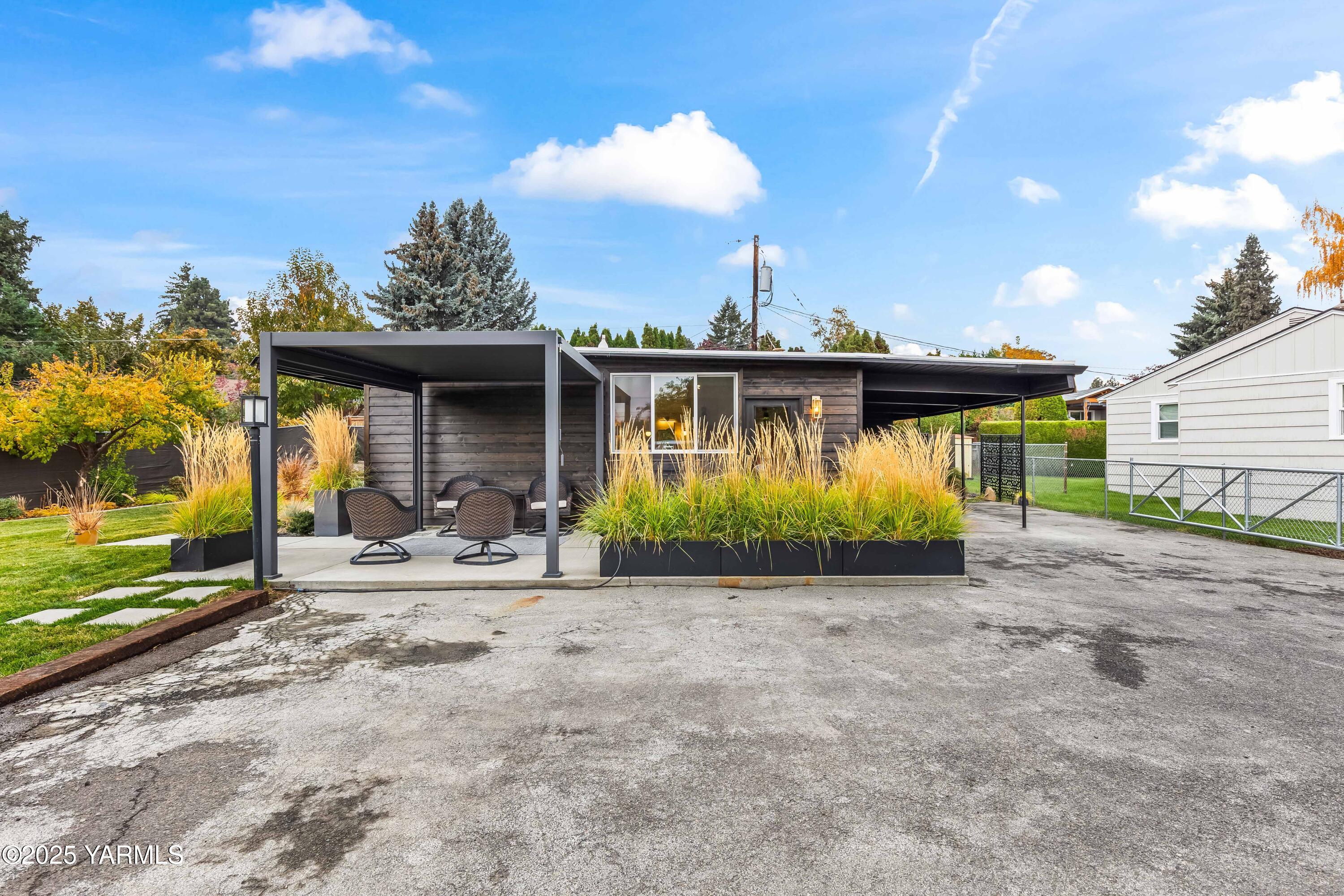 Yakima, Washington 98902, United States, 2 Bedrooms Bedrooms, ,1 BathroomBathrooms,Residential,Active,243321