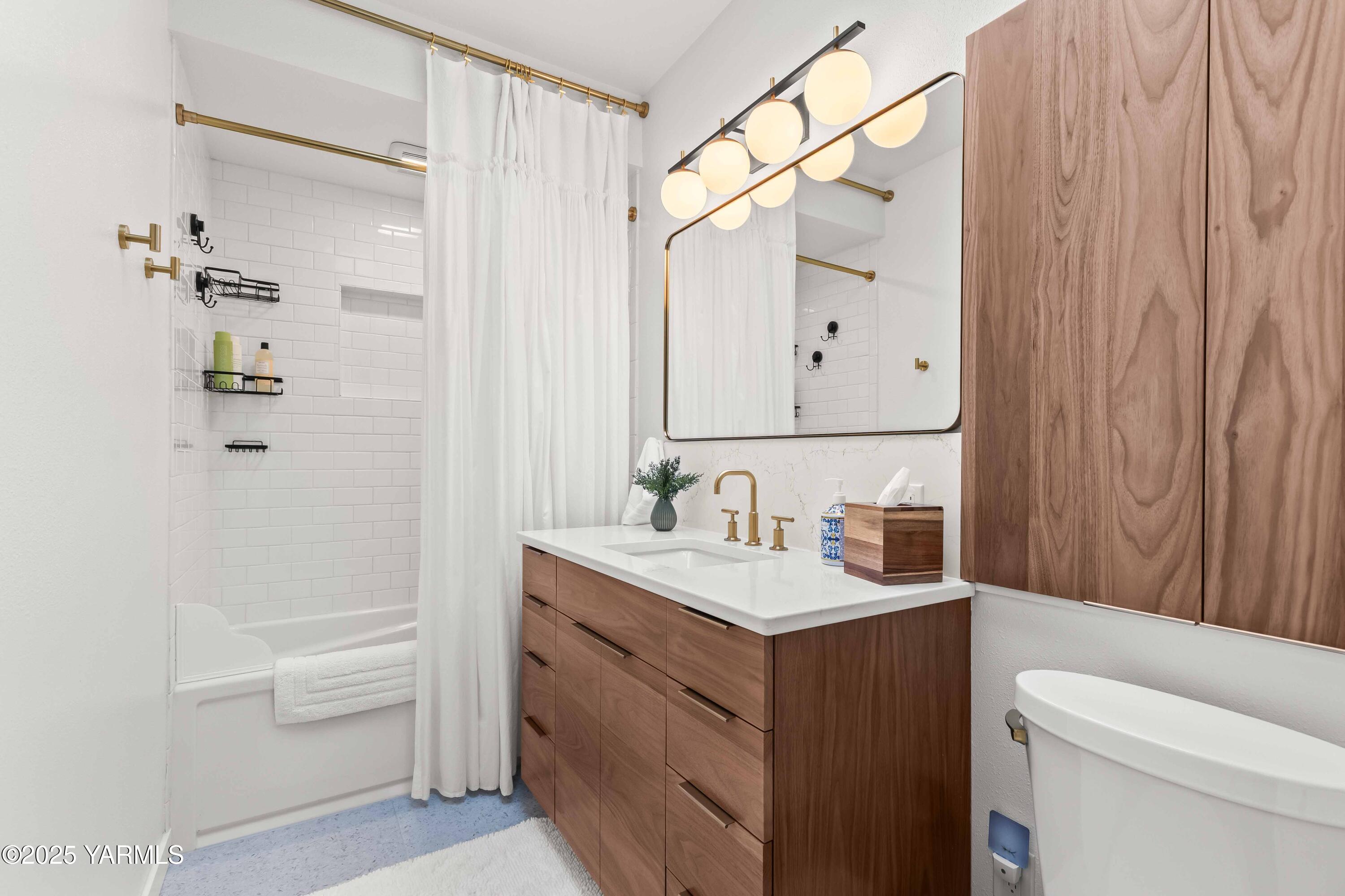 Yakima, Washington 98902, United States, 2 Bedrooms Bedrooms, ,1 BathroomBathrooms,Residential,Active,243321