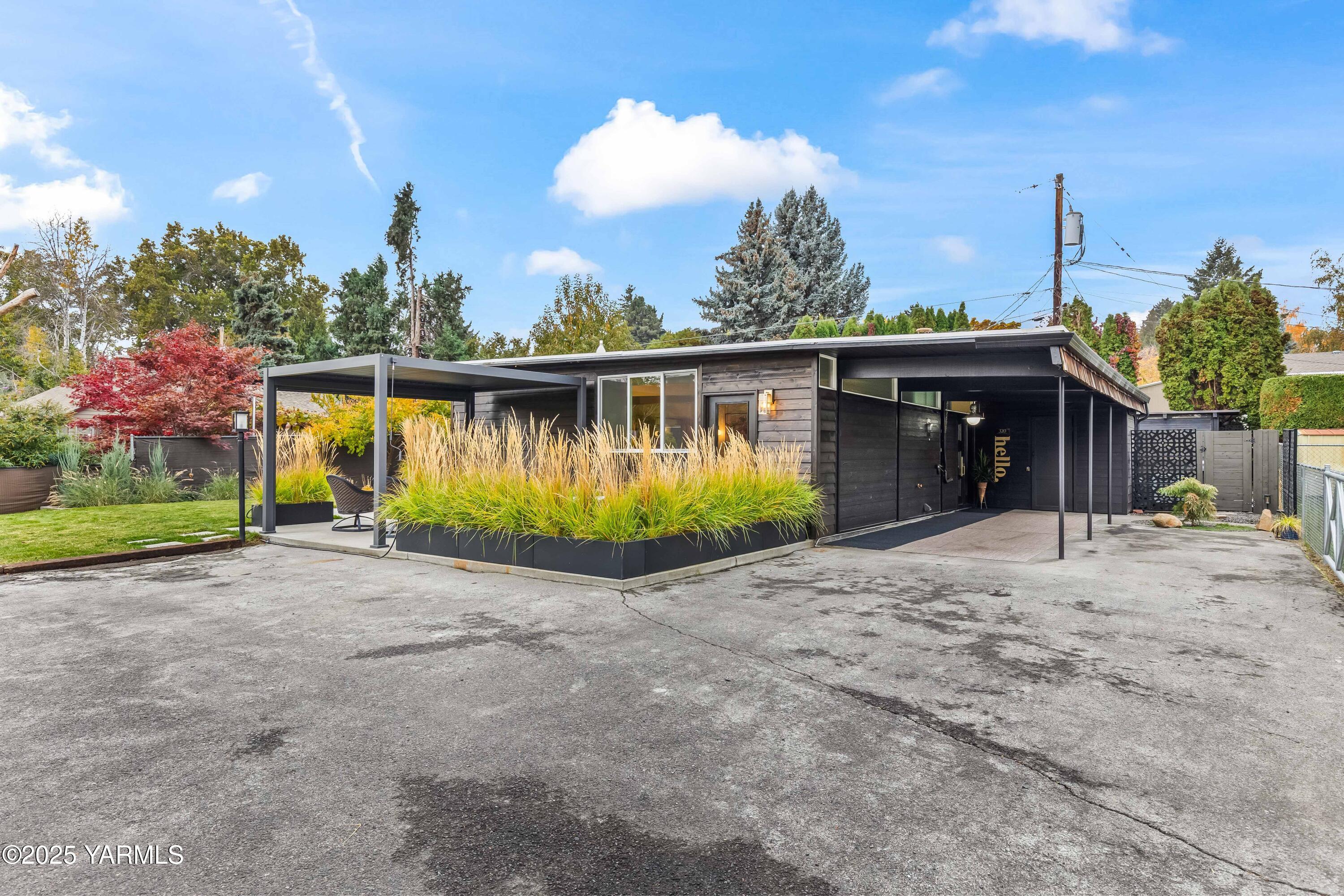 Yakima, Washington 98902, United States, 2 Bedrooms Bedrooms, ,1 BathroomBathrooms,Residential,Active,243321