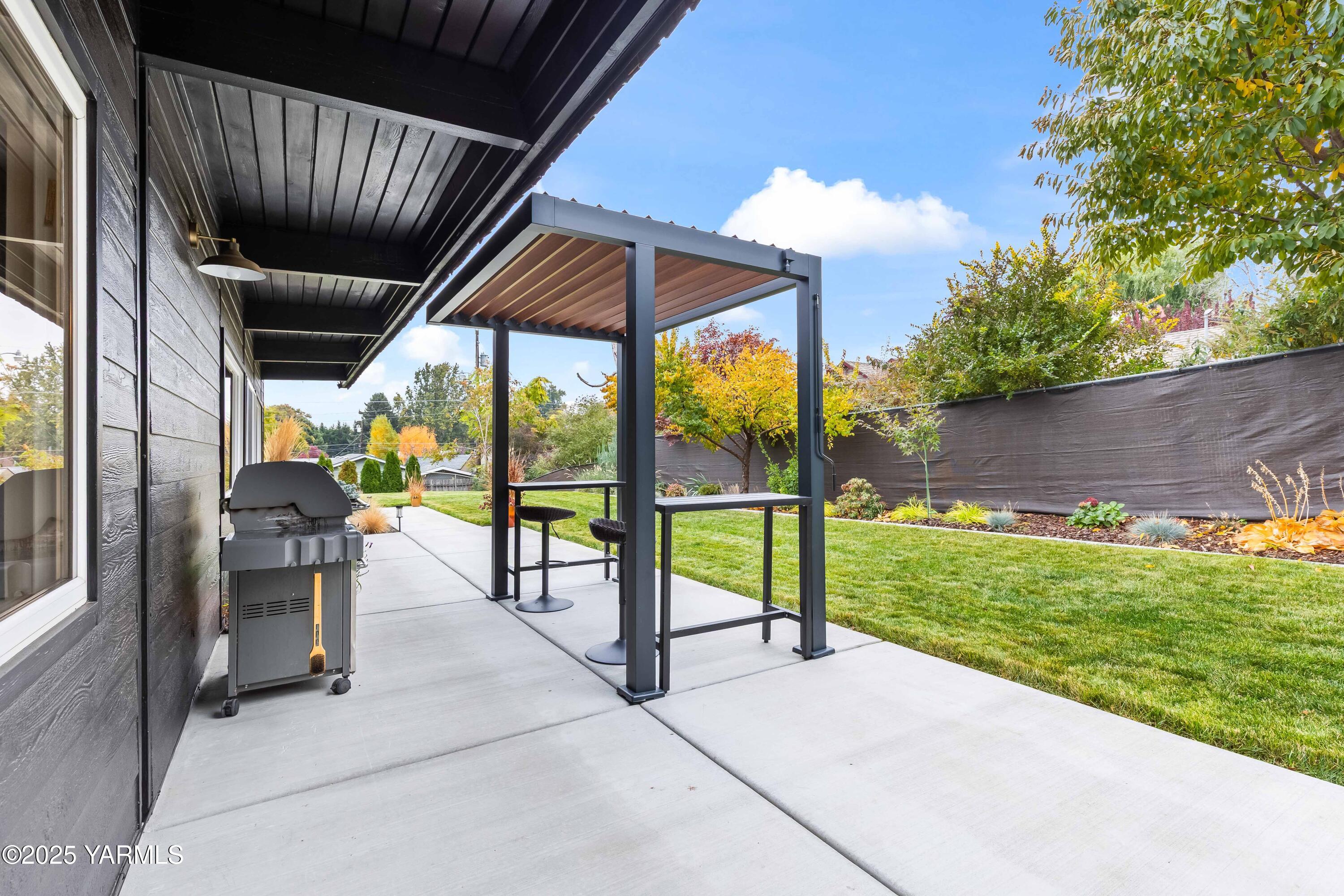 Yakima, Washington 98902, United States, 2 Bedrooms Bedrooms, ,1 BathroomBathrooms,Residential,Active,243321