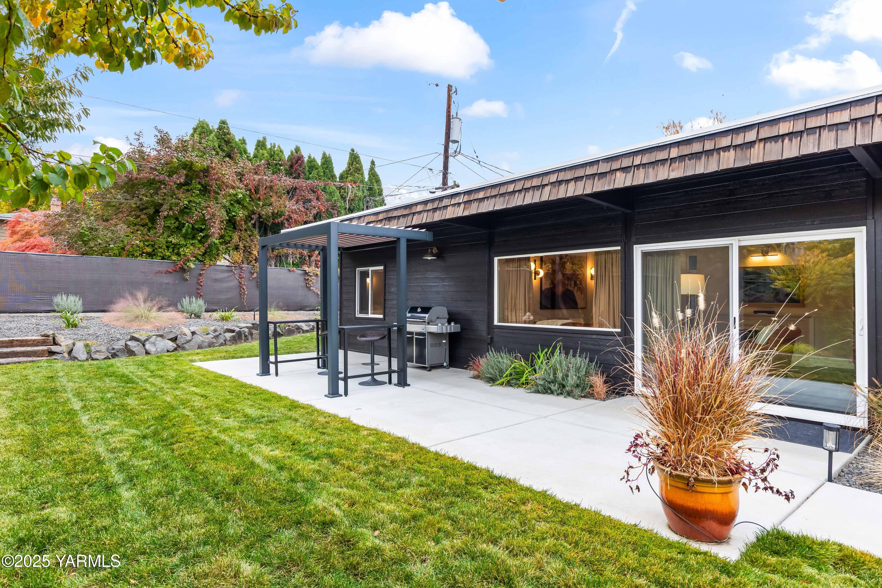 Yakima, Washington 98902, United States, 2 Bedrooms Bedrooms, ,1 BathroomBathrooms,Residential,Active,243321