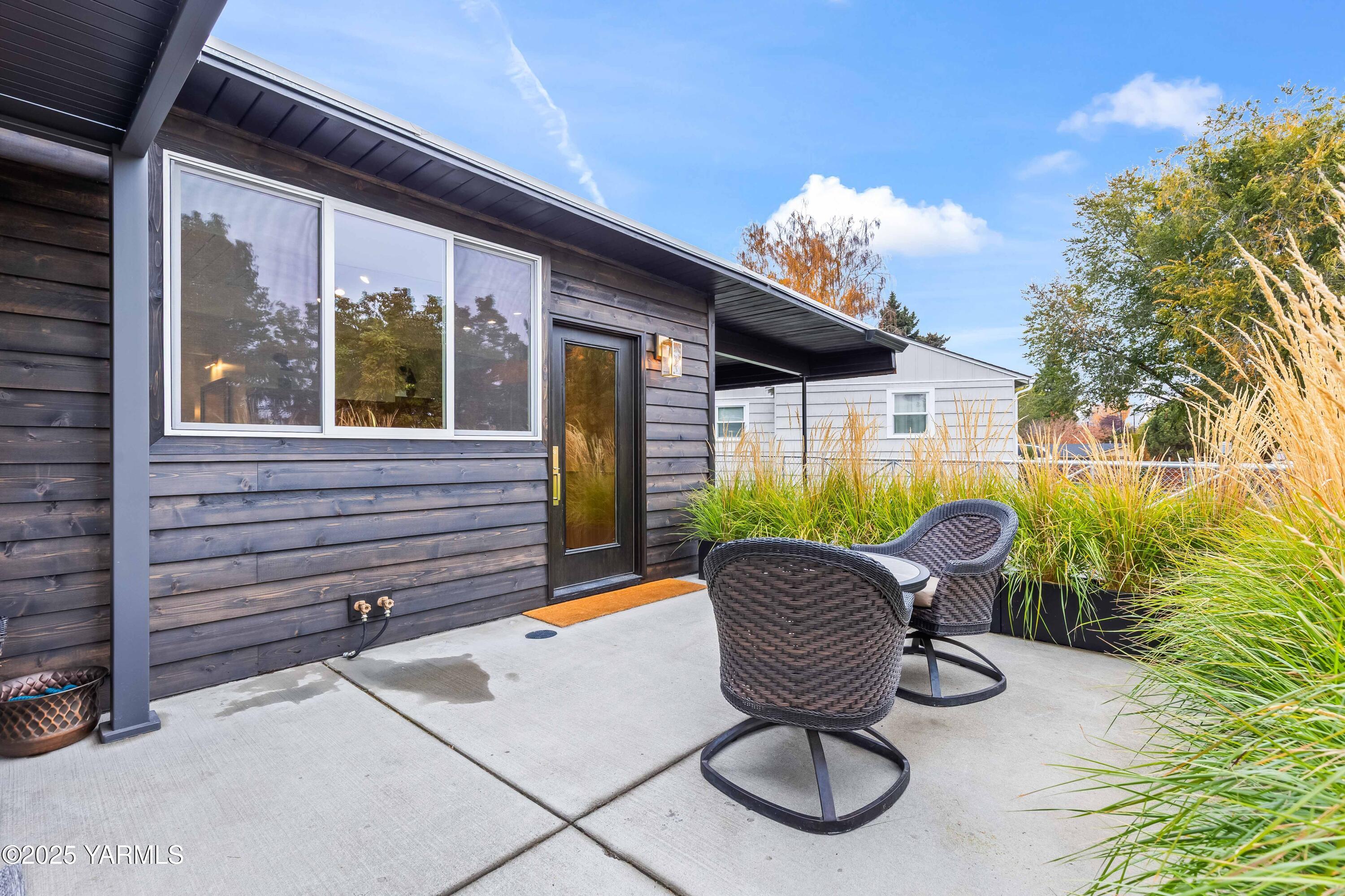 Yakima, Washington 98902, United States, 2 Bedrooms Bedrooms, ,1 BathroomBathrooms,Residential,Active,243321