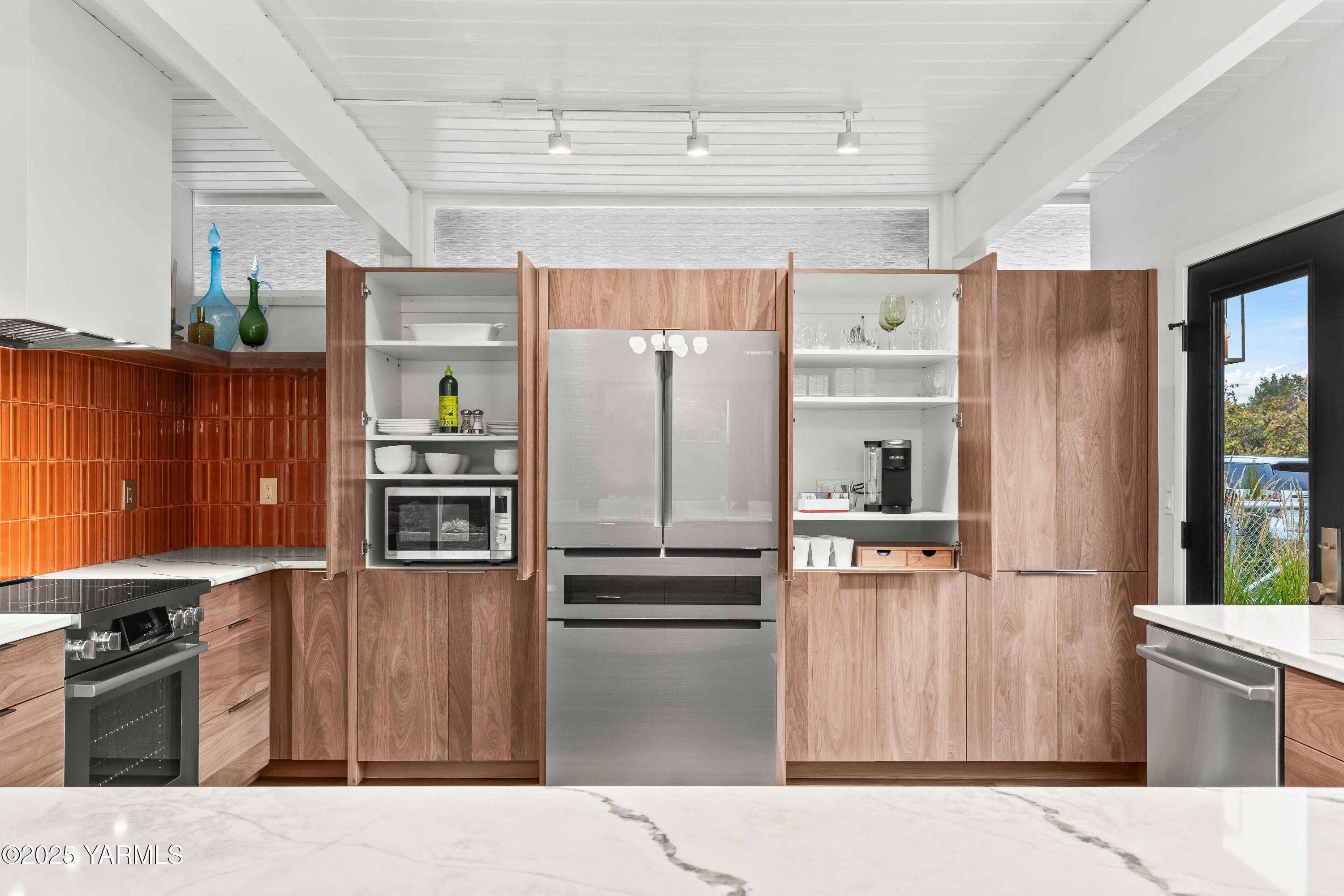 Yakima, Washington 98902, United States, 2 Bedrooms Bedrooms, ,1 BathroomBathrooms,Residential,Active,243321