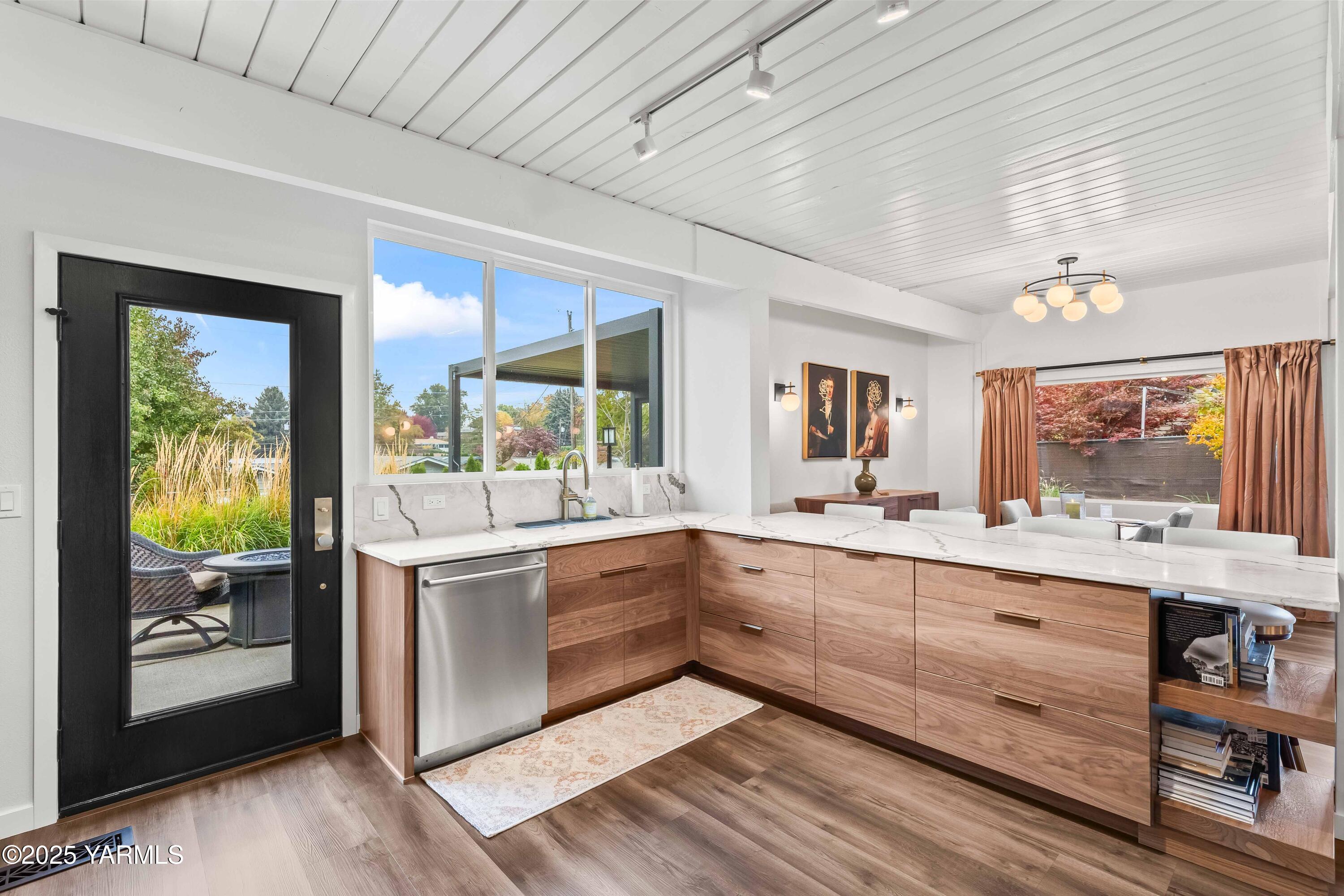 Yakima, Washington 98902, United States, 2 Bedrooms Bedrooms, ,1 BathroomBathrooms,Residential,Active,243321