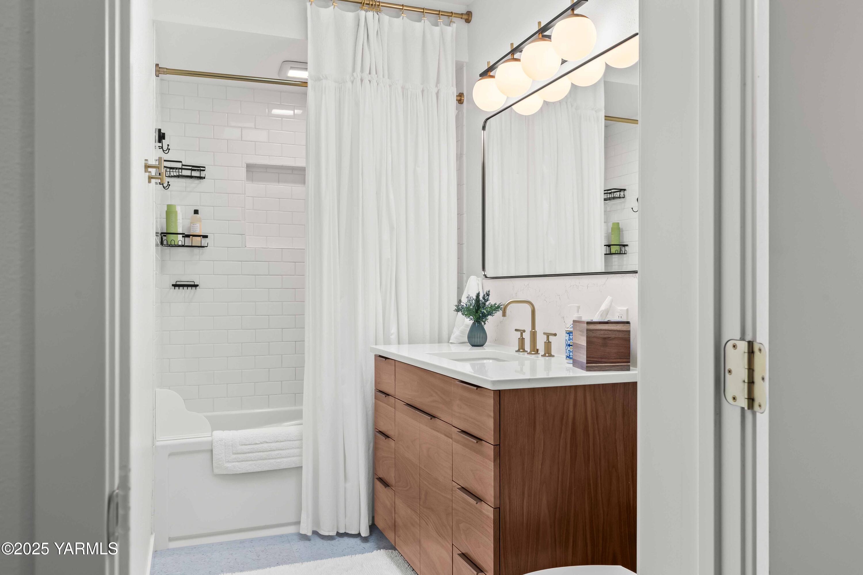 Yakima, Washington 98902, United States, 2 Bedrooms Bedrooms, ,1 BathroomBathrooms,Residential,Active,243321