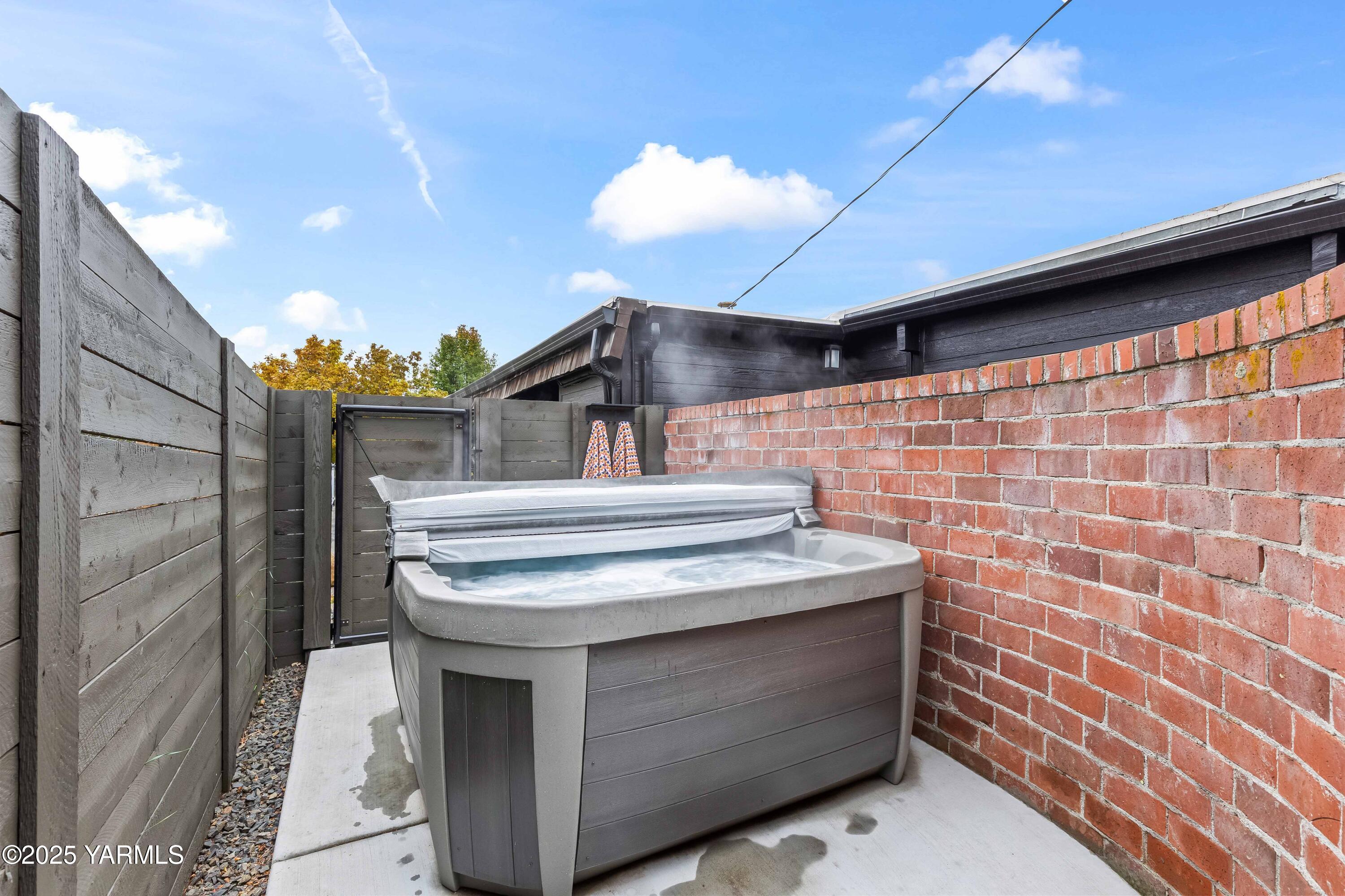 Yakima, Washington 98902, United States, 2 Bedrooms Bedrooms, ,1 BathroomBathrooms,Residential,Active,243321