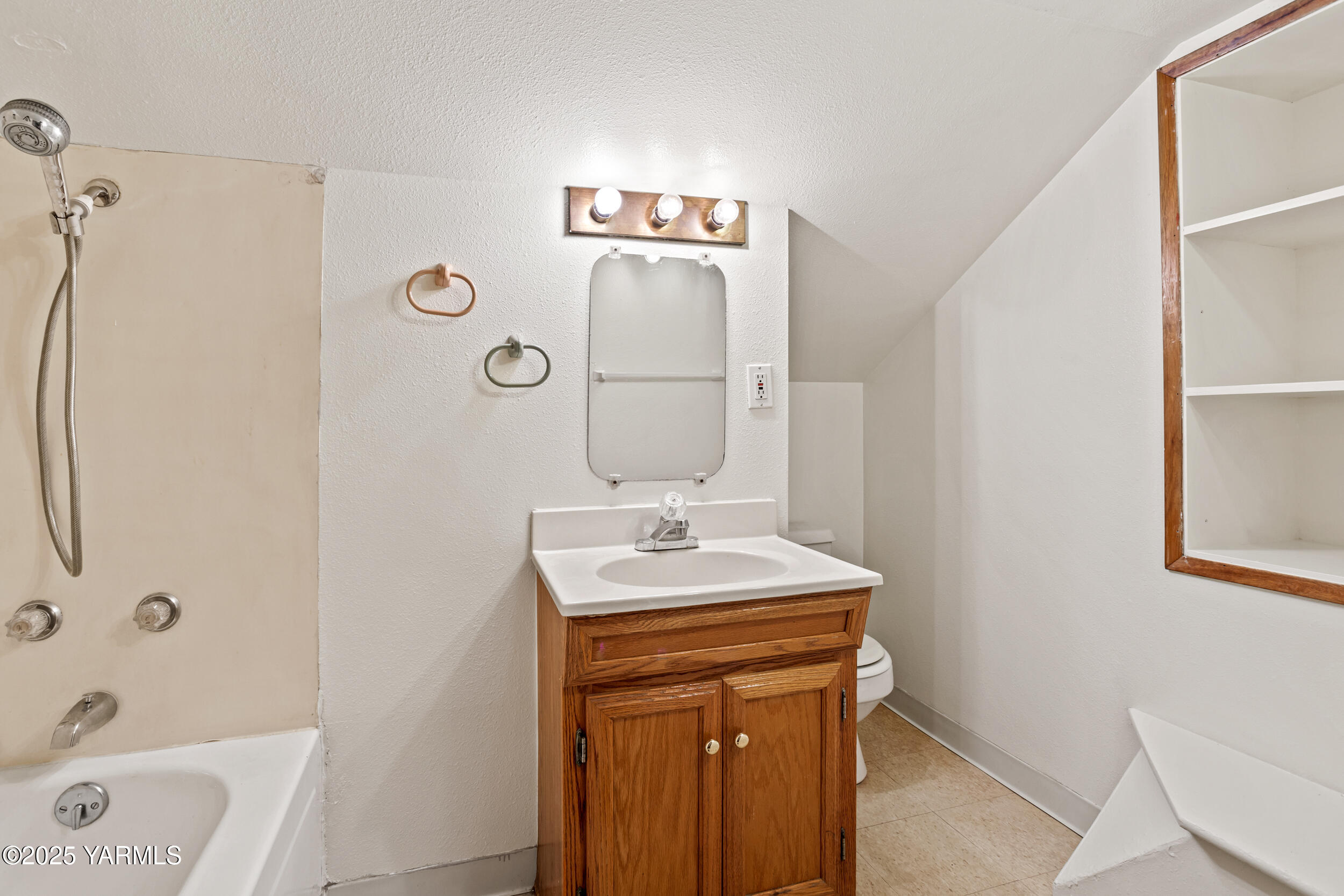 Yakima, Washington 98902, United States, 4 Bedrooms Bedrooms, ,2 BathroomsBathrooms,Residential,Active,238956