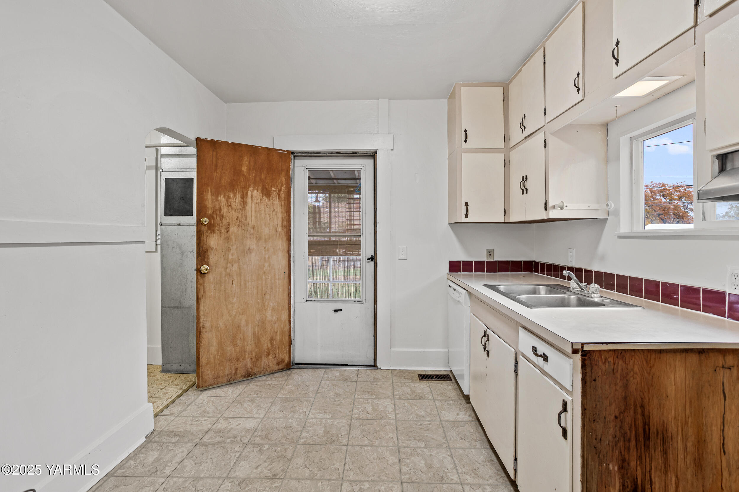 Yakima, Washington 98902, United States, 4 Bedrooms Bedrooms, ,2 BathroomsBathrooms,Residential,Active,238956