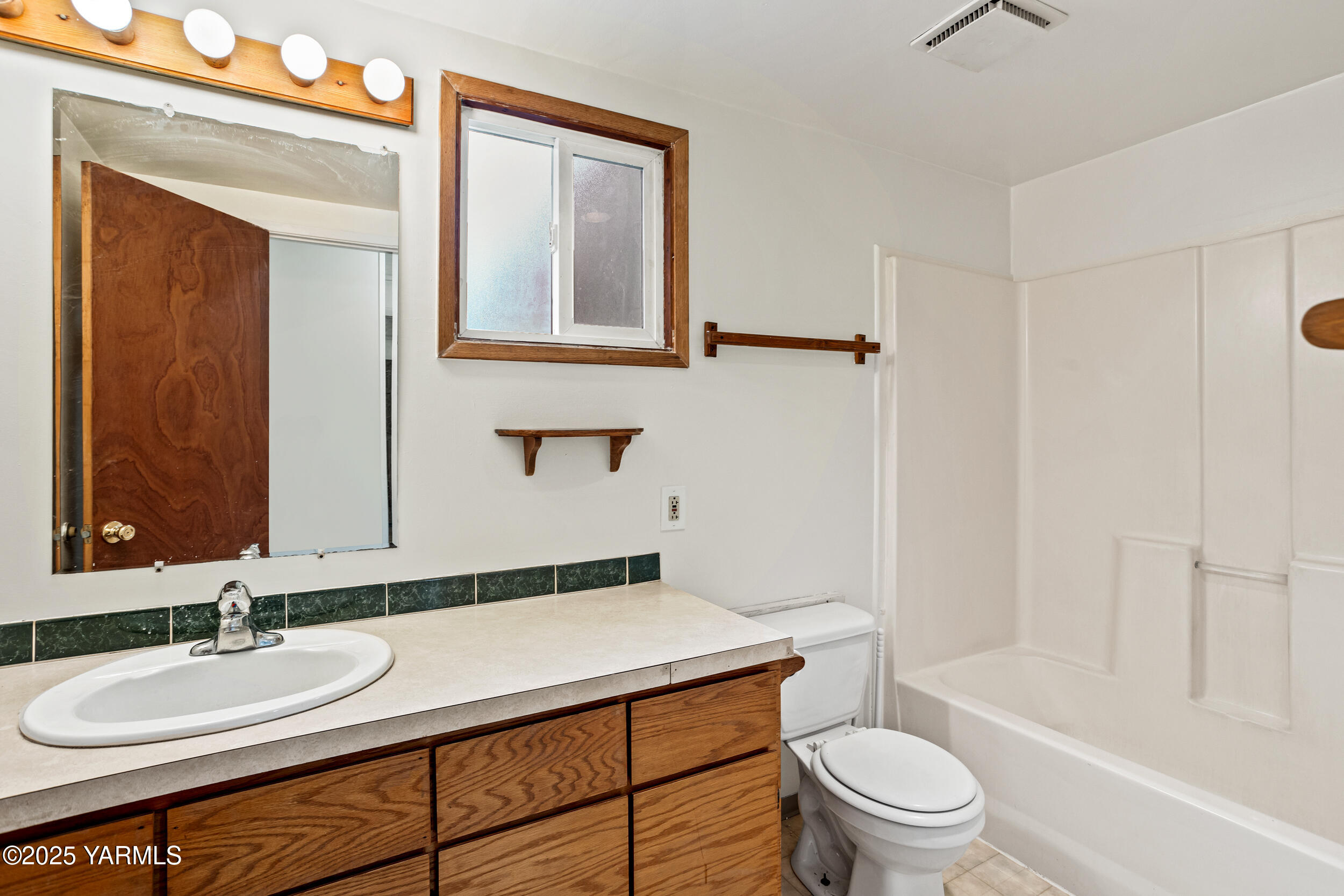 Yakima, Washington 98902, United States, 4 Bedrooms Bedrooms, ,2 BathroomsBathrooms,Residential,Active,238956