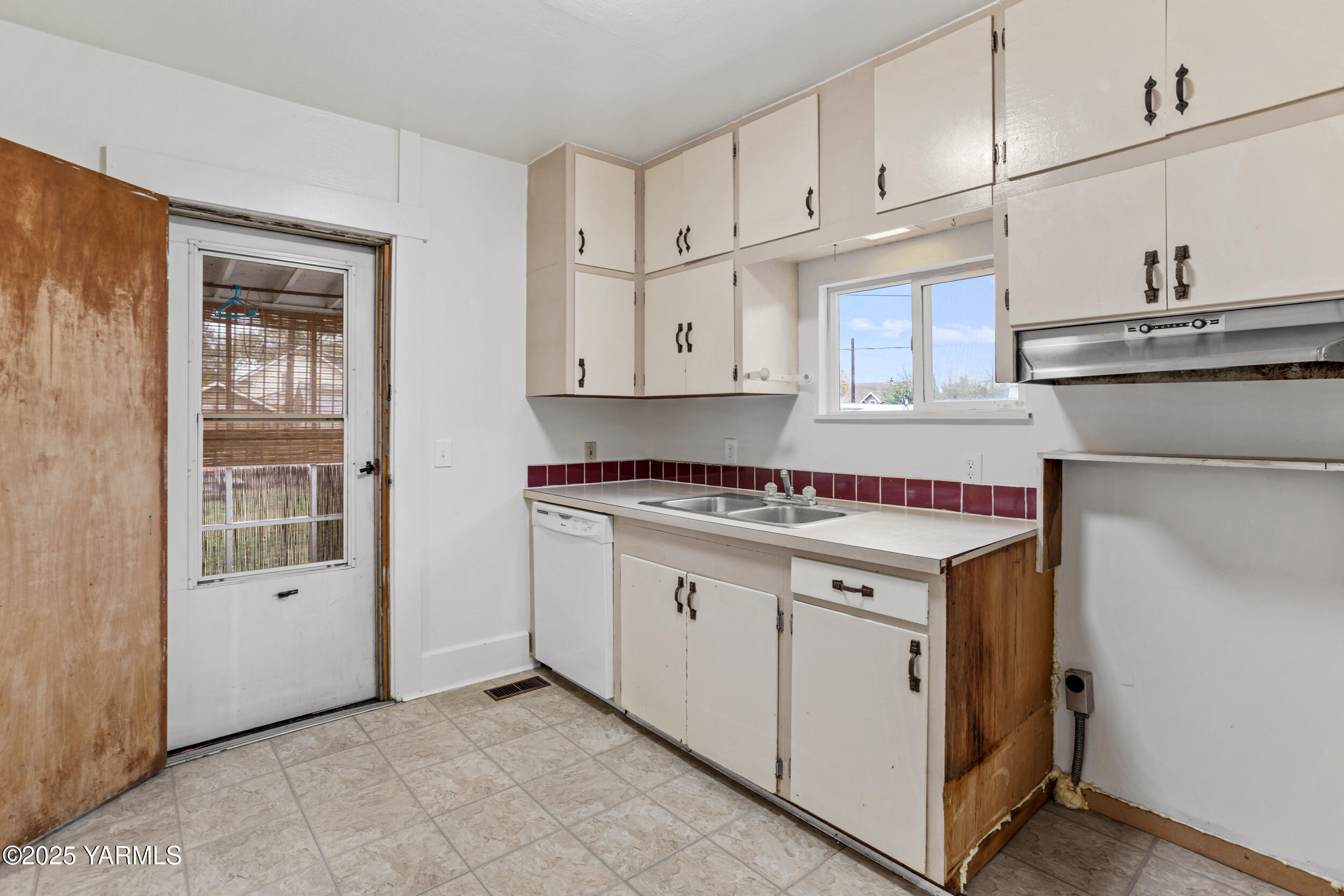 Yakima, Washington 98902, United States, 4 Bedrooms Bedrooms, ,2 BathroomsBathrooms,Residential,Active,238956