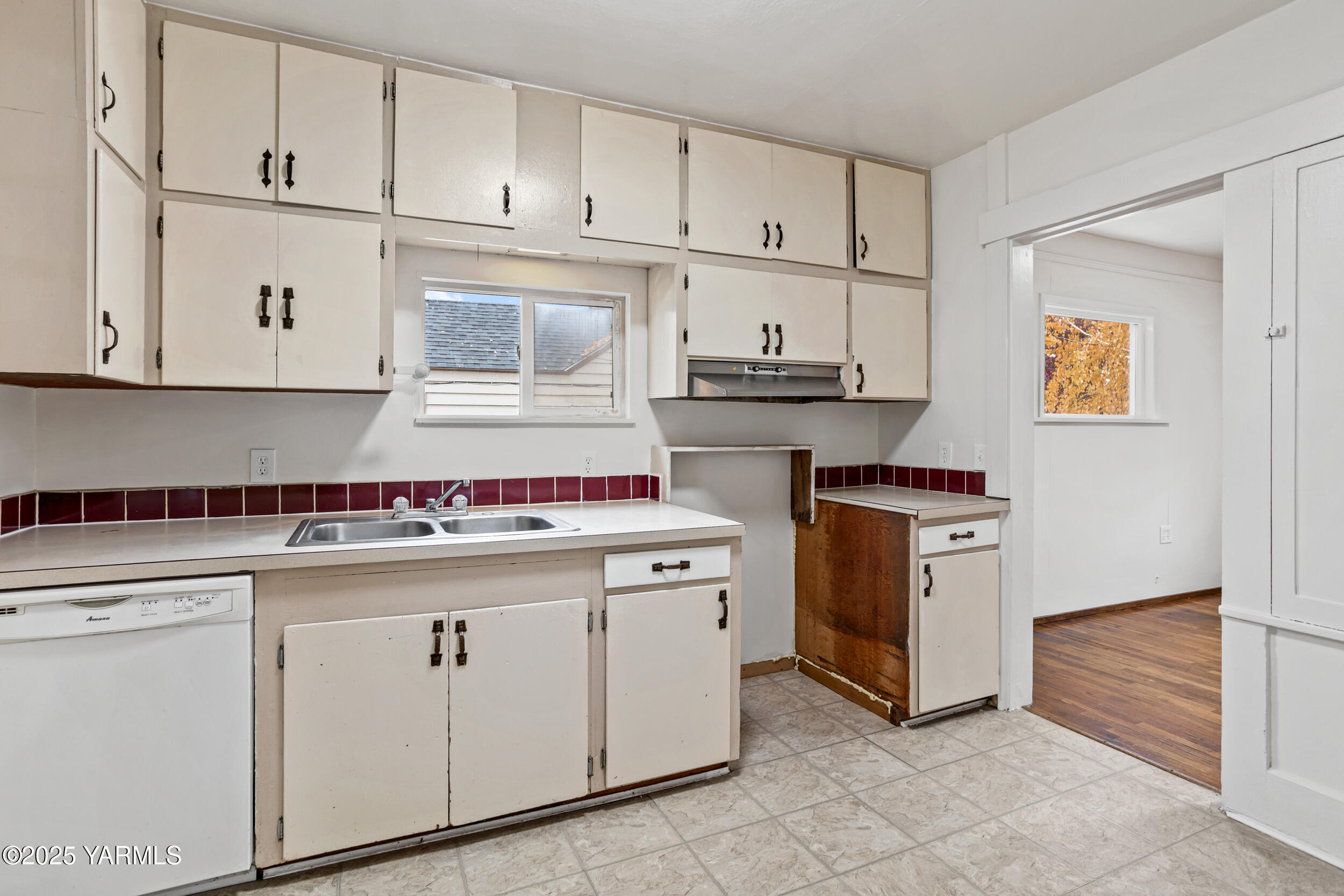 Yakima, Washington 98902, United States, 4 Bedrooms Bedrooms, ,2 BathroomsBathrooms,Residential,Active,238956