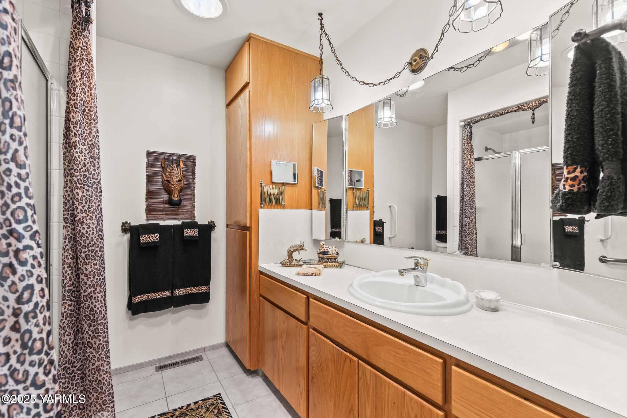 Yakima, Washington 98908, United States, 3 Bedrooms Bedrooms, ,2 BathroomsBathrooms,Residential,Active,204511