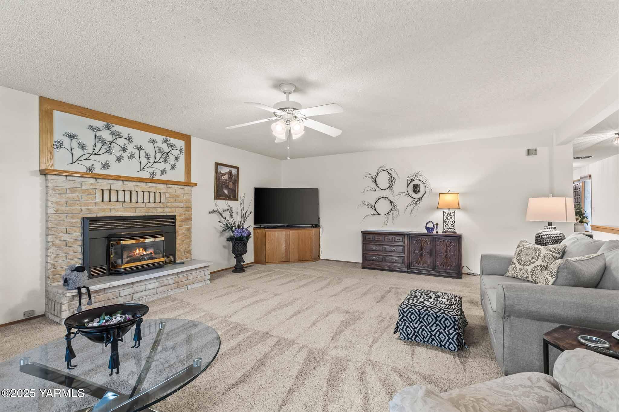 Yakima, Washington 98908, United States, 3 Bedrooms Bedrooms, ,2 BathroomsBathrooms,Residential,Active,204511