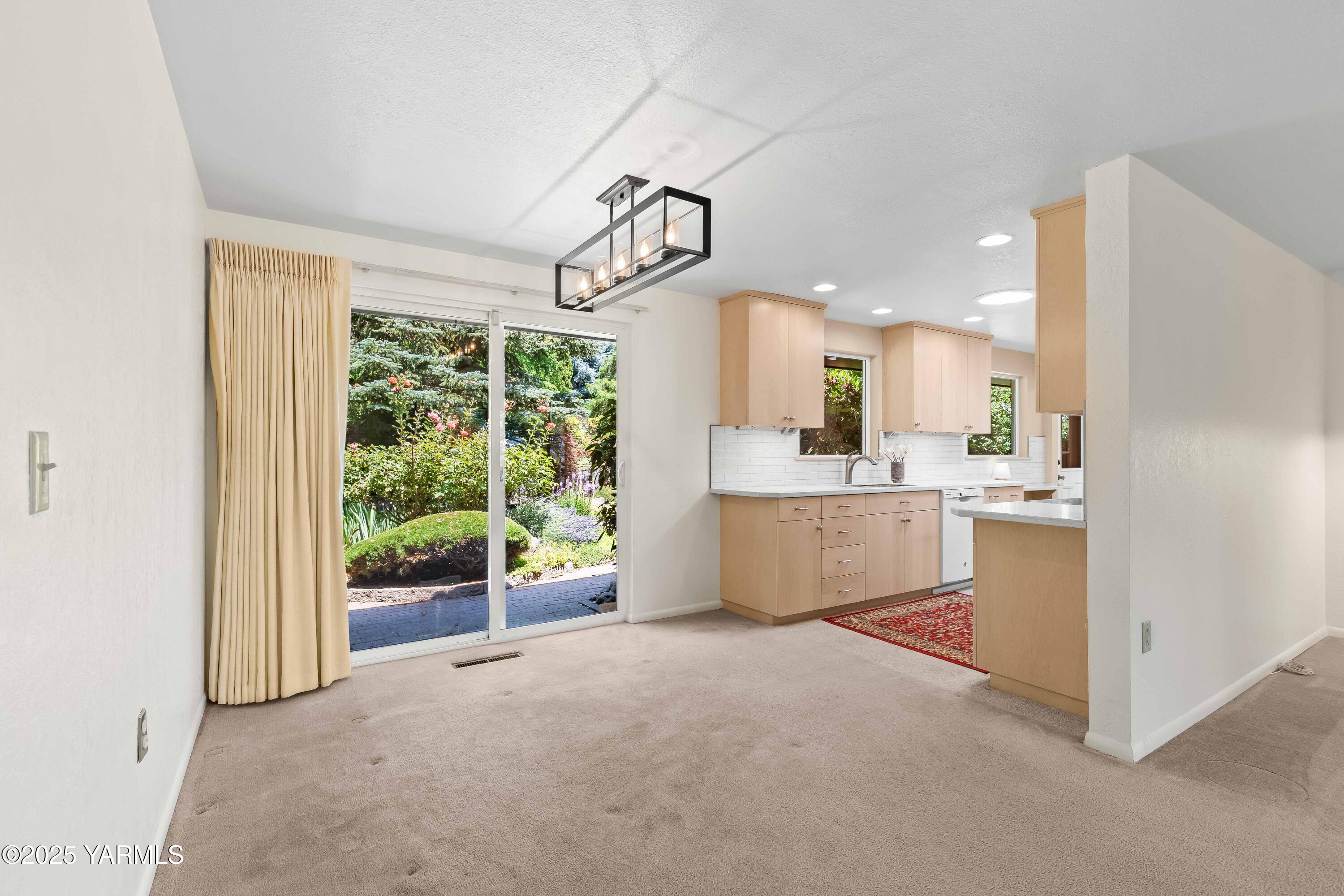 Yakima, Washington 98908, United States, 3 Bedrooms Bedrooms, ,2 BathroomsBathrooms,Residential,Pending,162446