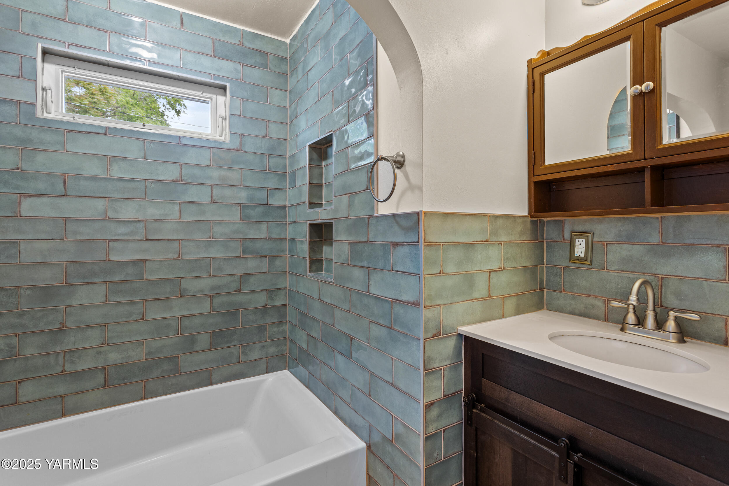 Yakima, Washington 98902, United States, 4 Bedrooms Bedrooms, ,2 BathroomsBathrooms,Residential,Pending,135668