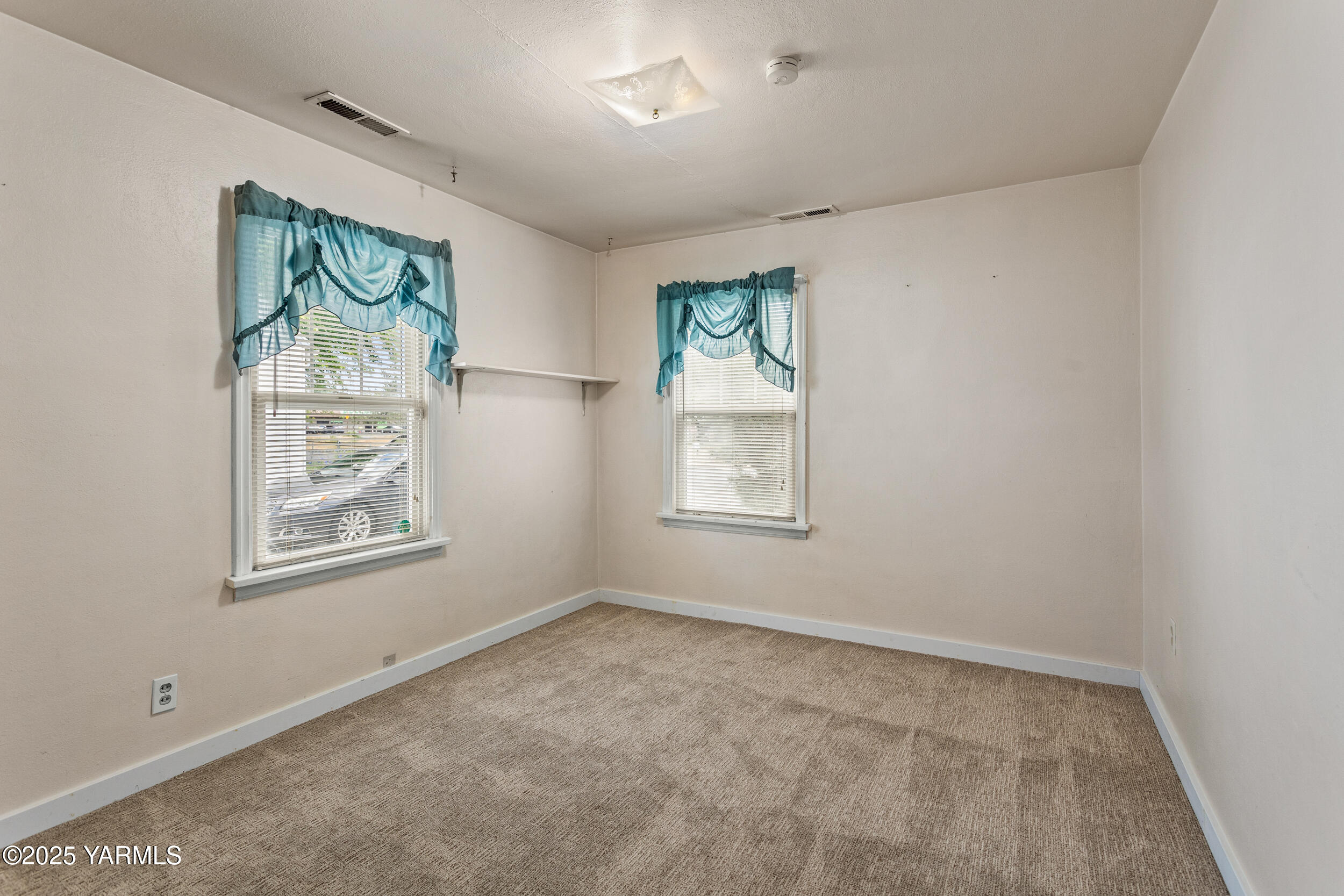 Yakima, Washington 98902, United States, 4 Bedrooms Bedrooms, ,2 BathroomsBathrooms,Residential,Pending,135668