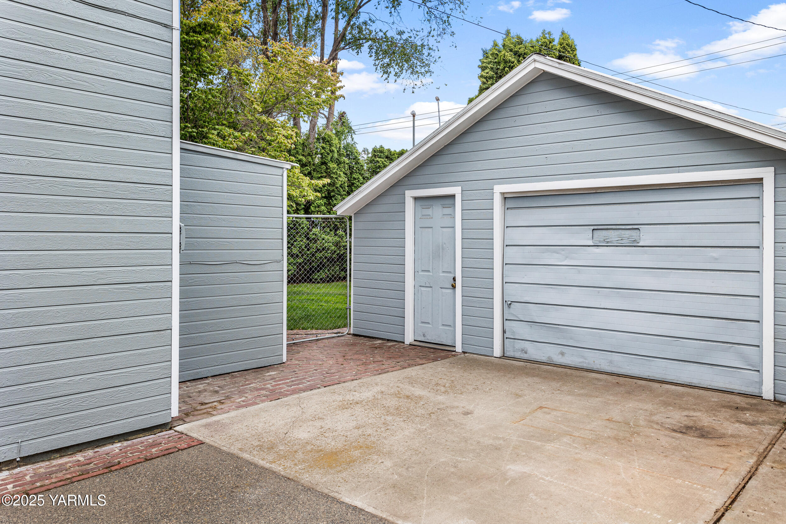 Yakima, Washington 98902, United States, 4 Bedrooms Bedrooms, ,2 BathroomsBathrooms,Residential,Pending,135668