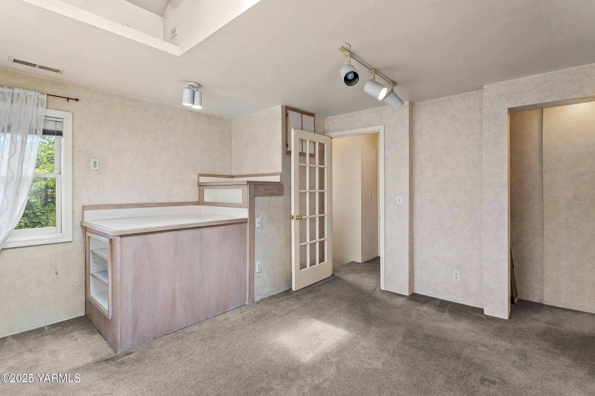 Yakima, Washington 98902, United States, 4 Bedrooms Bedrooms, ,2 BathroomsBathrooms,Residential,Pending,135668