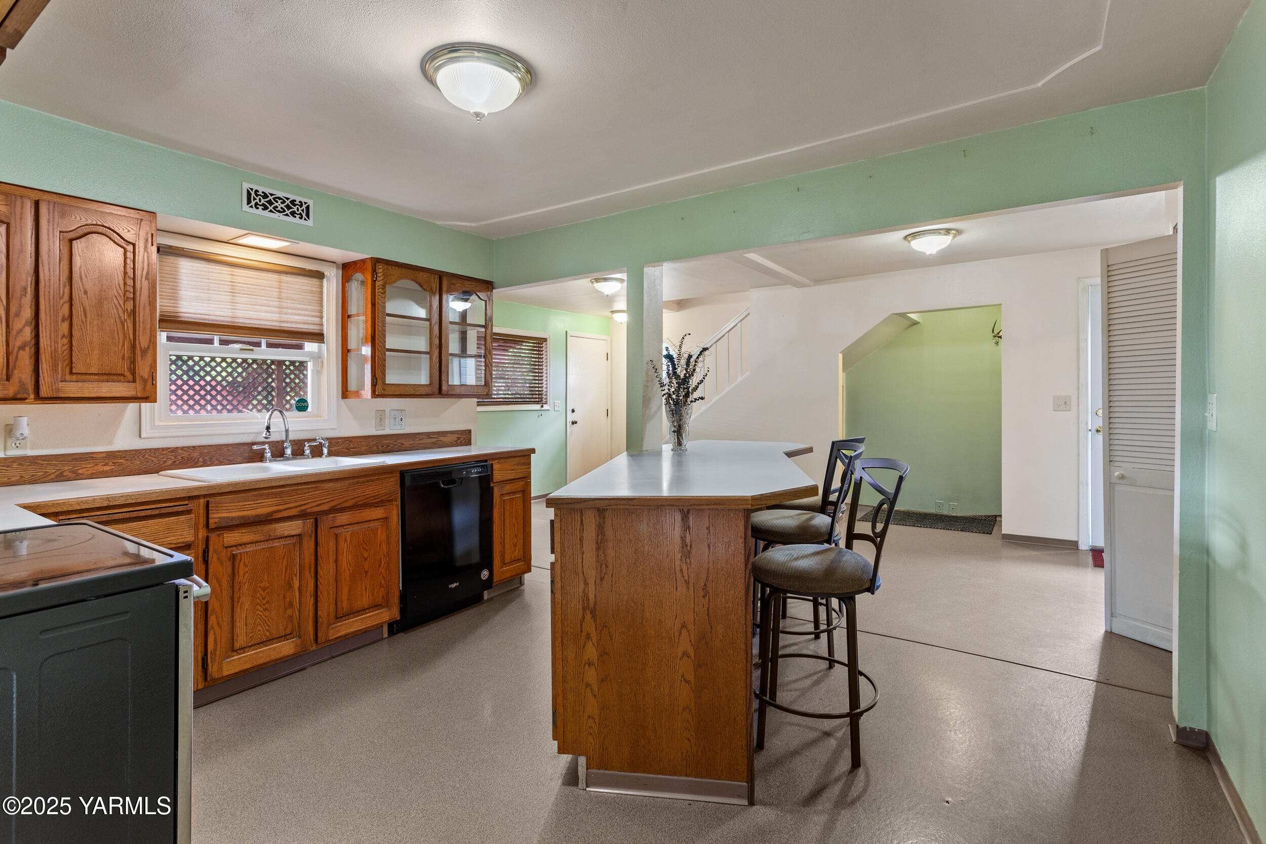 Yakima, Washington 98902, United States, 4 Bedrooms Bedrooms, ,2 BathroomsBathrooms,Residential,Pending,135668