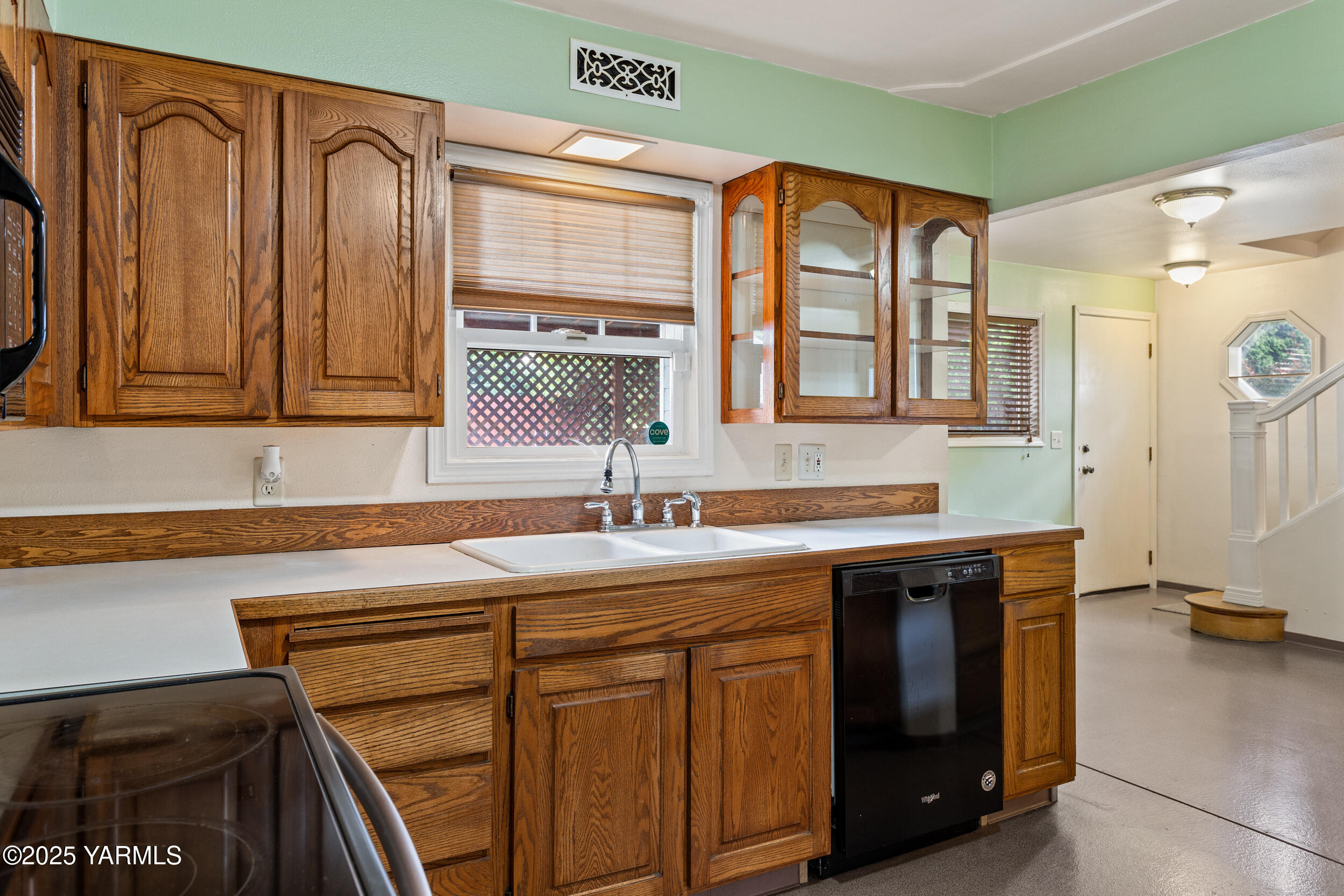 Yakima, Washington 98902, United States, 4 Bedrooms Bedrooms, ,2 BathroomsBathrooms,Residential,Pending,135668