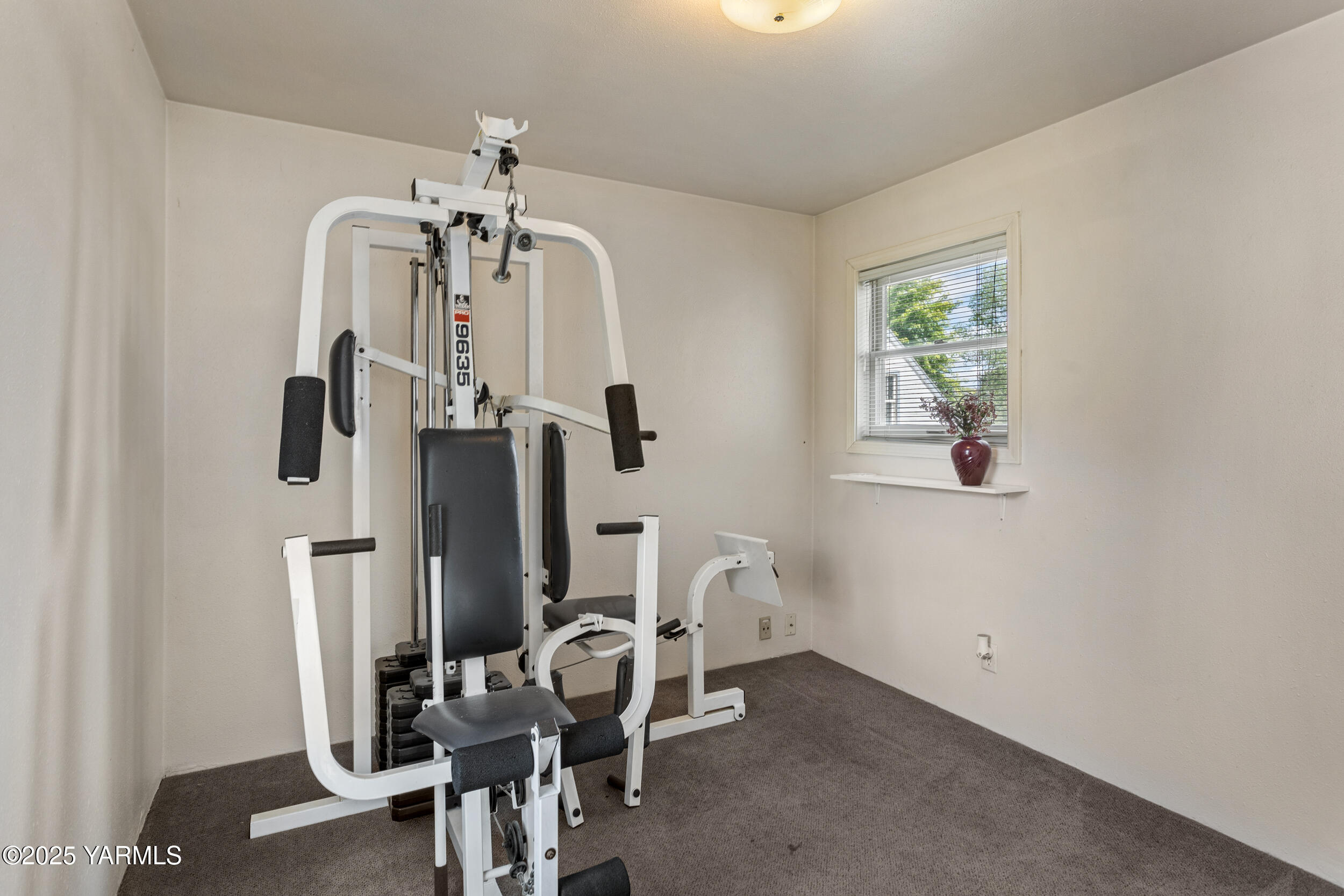 Yakima, Washington 98902, United States, 4 Bedrooms Bedrooms, ,2 BathroomsBathrooms,Residential,Pending,135668