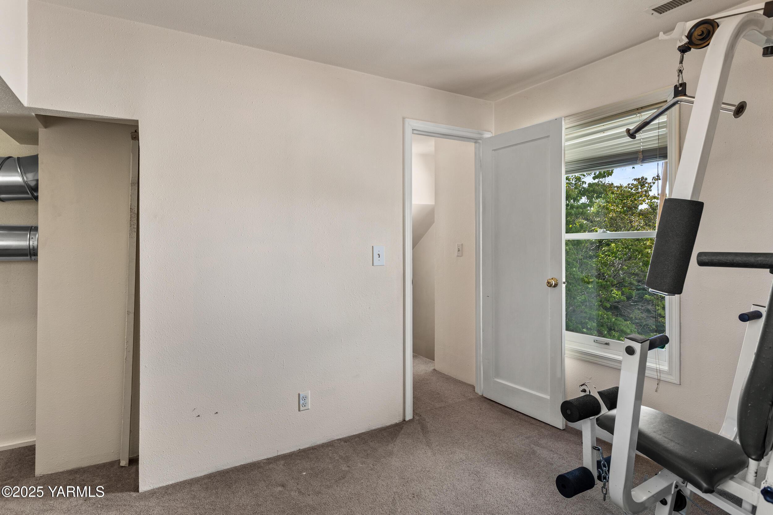 Yakima, Washington 98902, United States, 4 Bedrooms Bedrooms, ,2 BathroomsBathrooms,Residential,Pending,135668