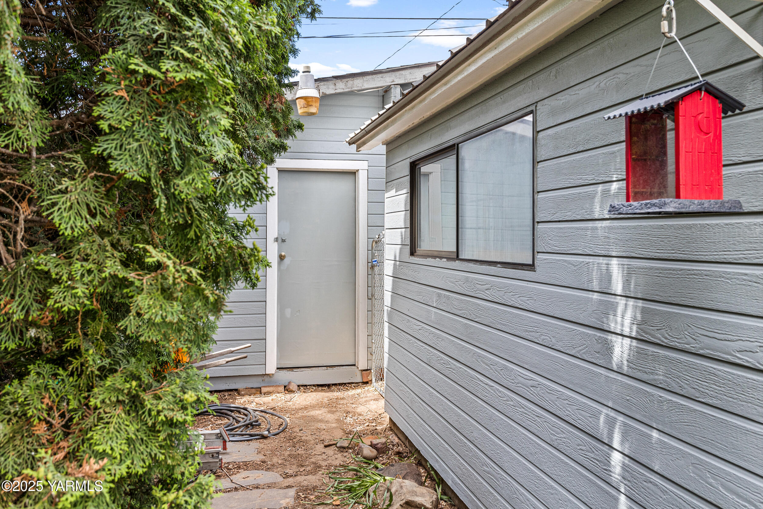 Yakima, Washington 98902, United States, 4 Bedrooms Bedrooms, ,2 BathroomsBathrooms,Residential,Pending,135668