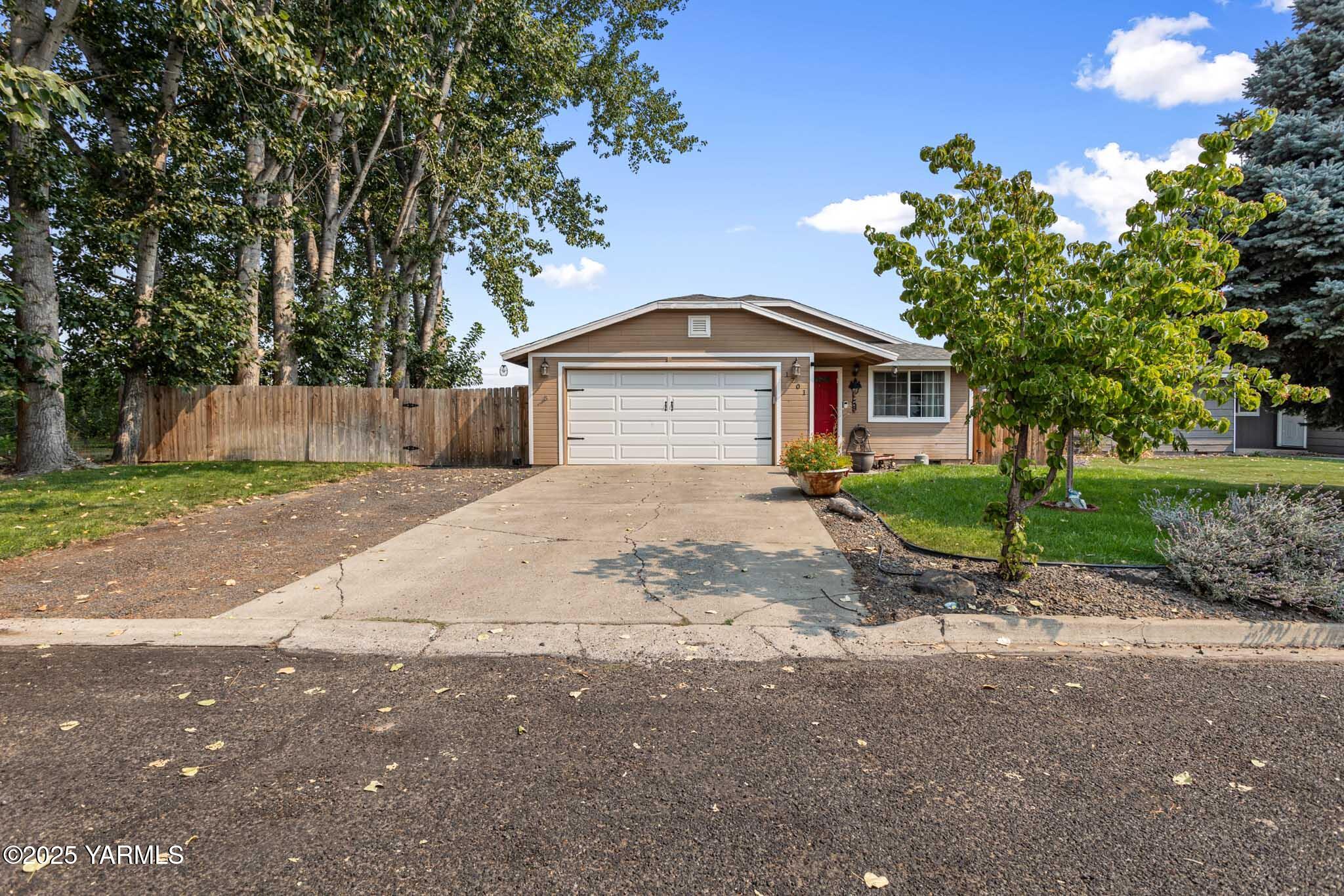 Yakima, Washington 98908, United States, 3 Bedrooms Bedrooms, ,2 BathroomsBathrooms,Residential,Active,205883