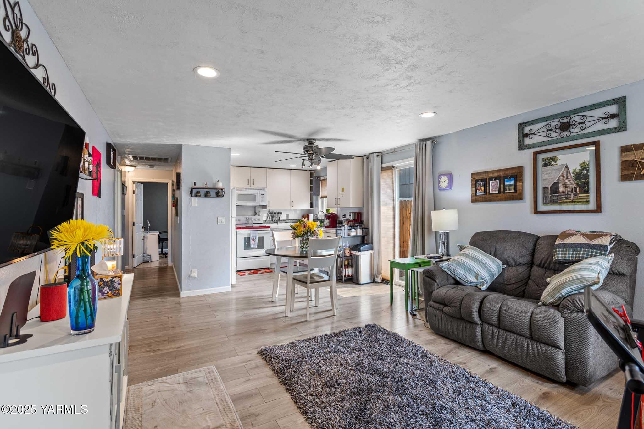 Yakima, Washington 98908, United States, 3 Bedrooms Bedrooms, ,2 BathroomsBathrooms,Residential,Active,205883