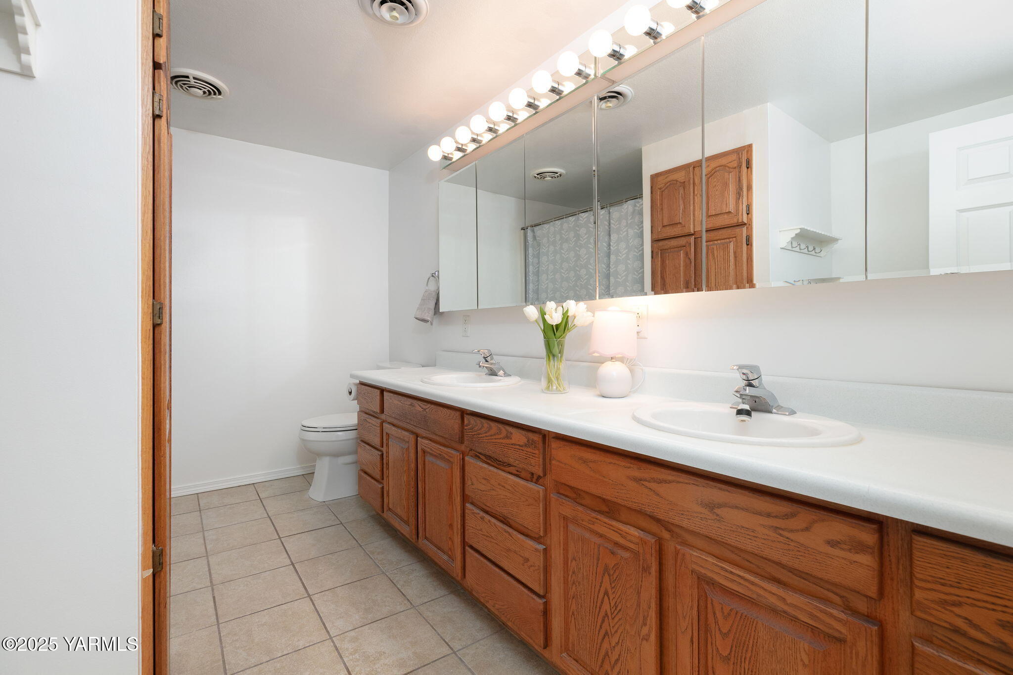 Yakima, Washington 98902, United States, 5 Bedrooms Bedrooms, ,3 BathroomsBathrooms,Residential,Active,125518