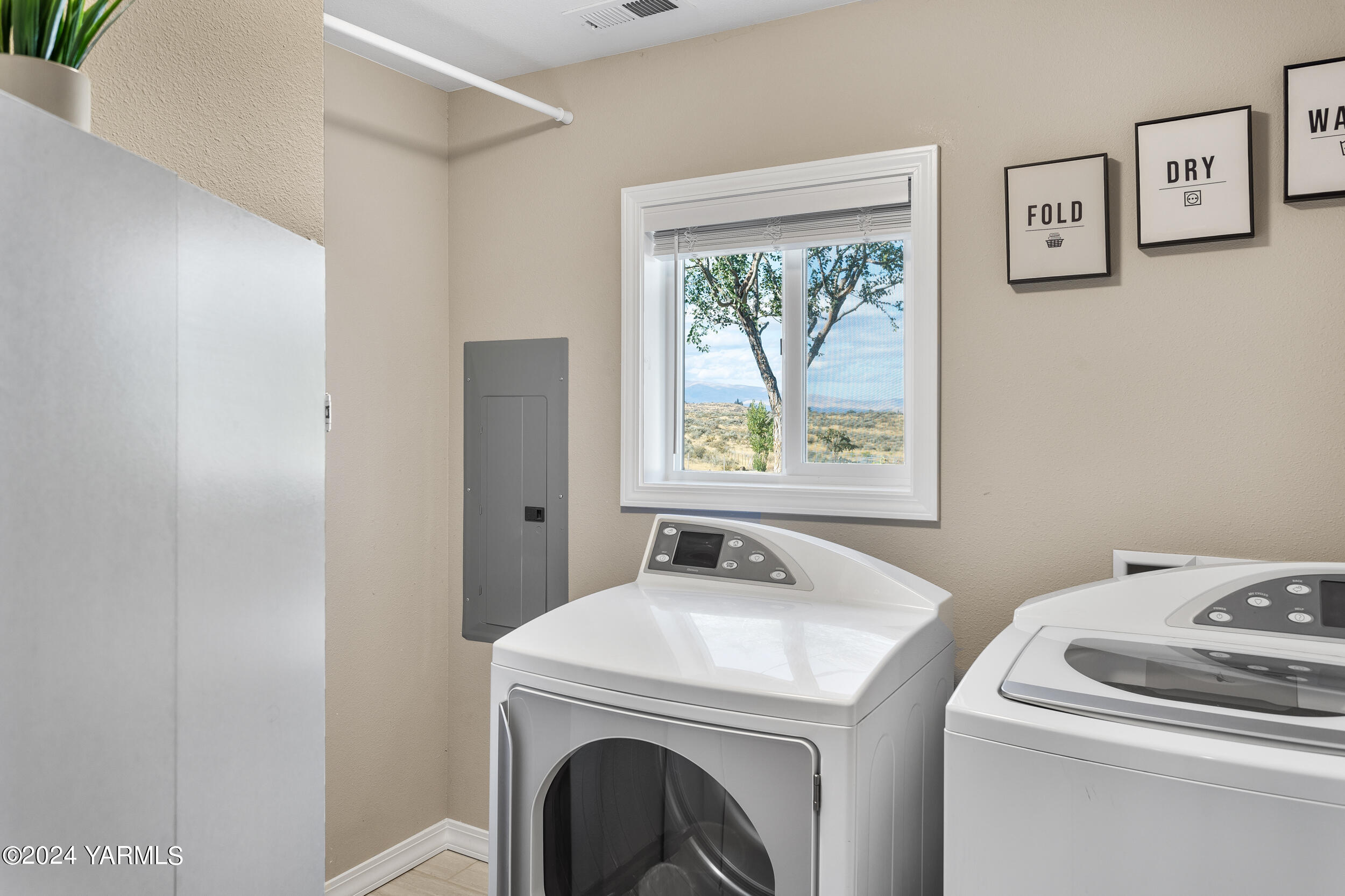 Yakima, Washington 98908, United States, 3 Bedrooms Bedrooms, ,2 BathroomsBathrooms,Residential,Pending,39830