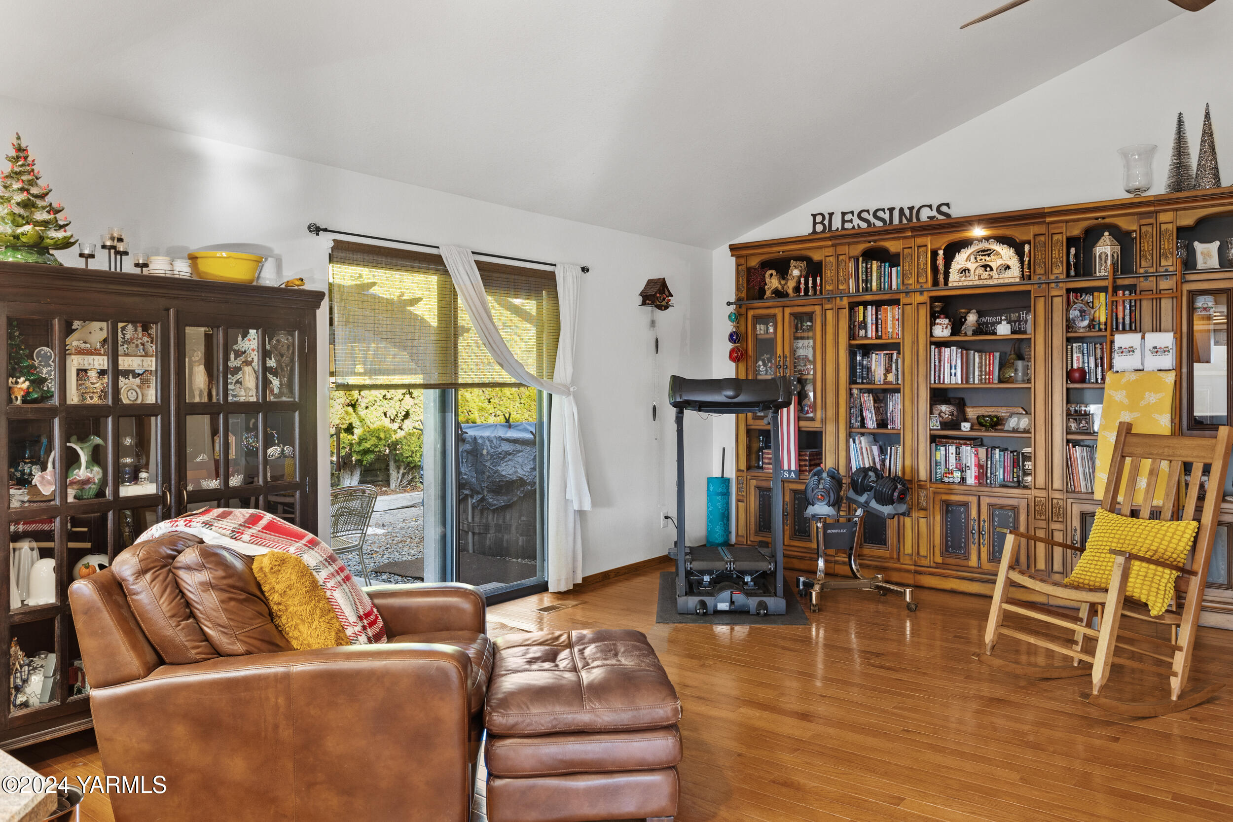 Yakima, Washington 98901, United States, 3 Bedrooms Bedrooms, ,2 BathroomsBathrooms,Residential,Pending,34353