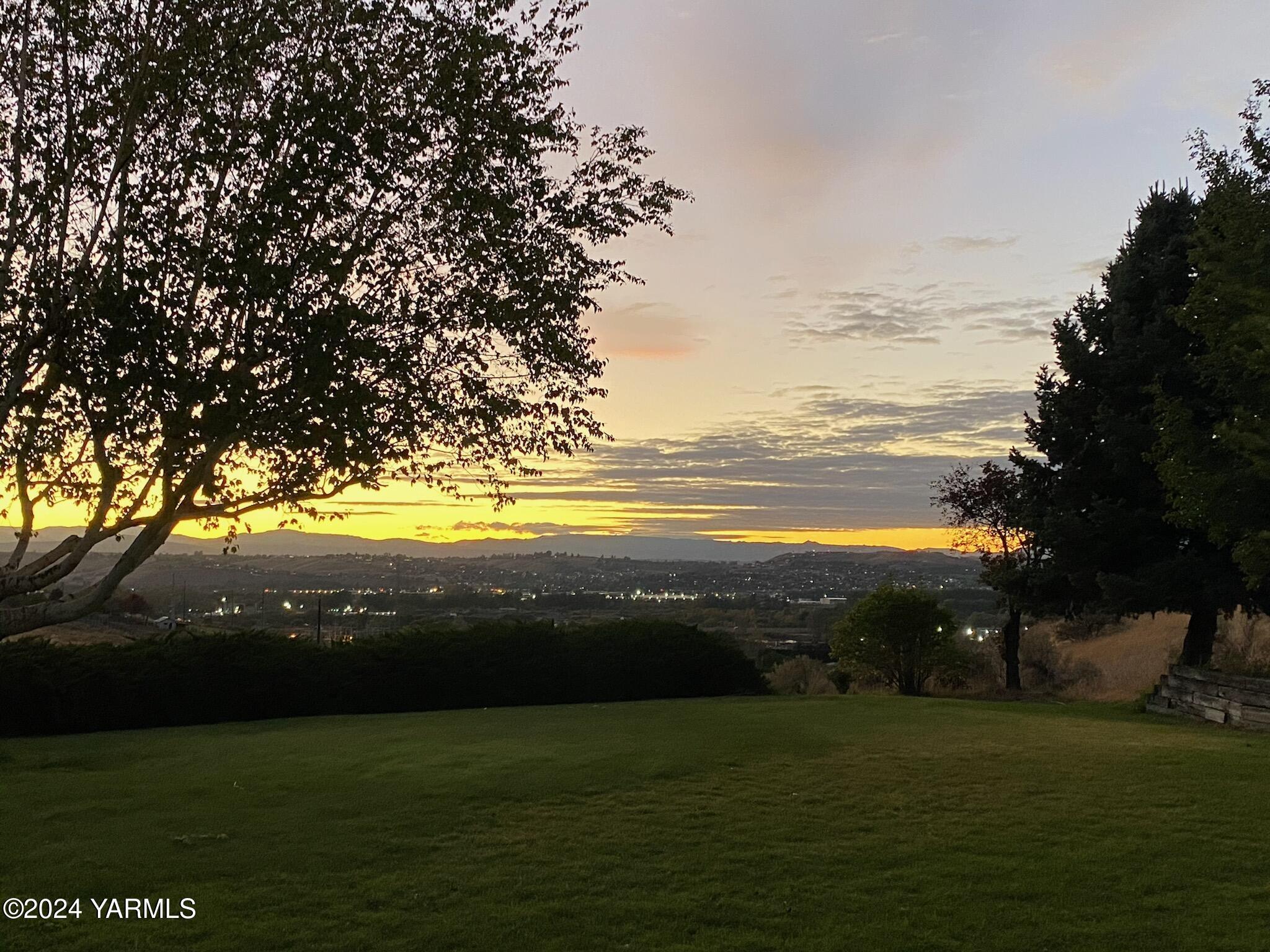 Yakima, Washington 98901, United States, 3 Bedrooms Bedrooms, ,2 BathroomsBathrooms,Residential,Pending,34353