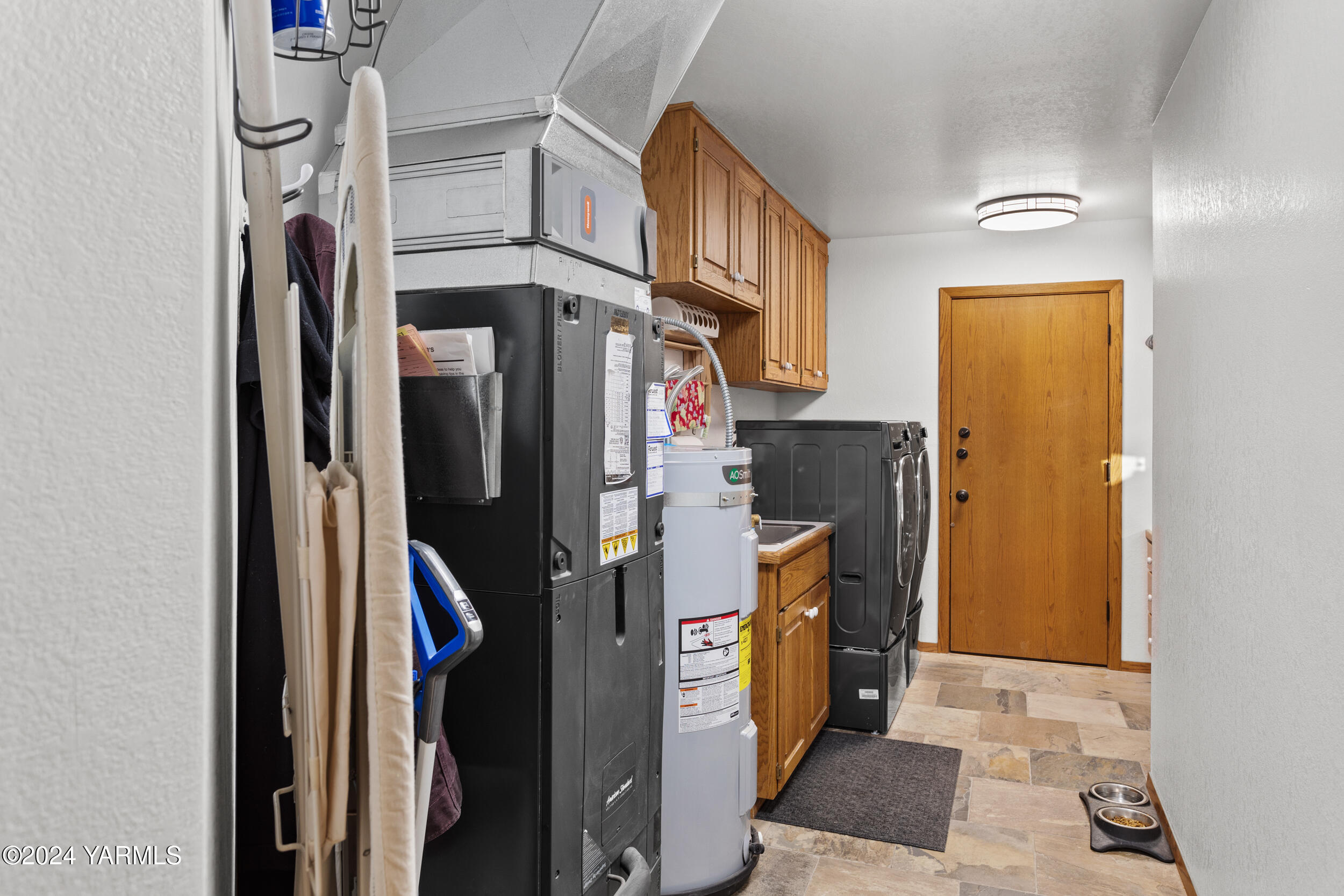 Yakima, Washington 98901, United States, 3 Bedrooms Bedrooms, ,2 BathroomsBathrooms,Residential,Pending,34353