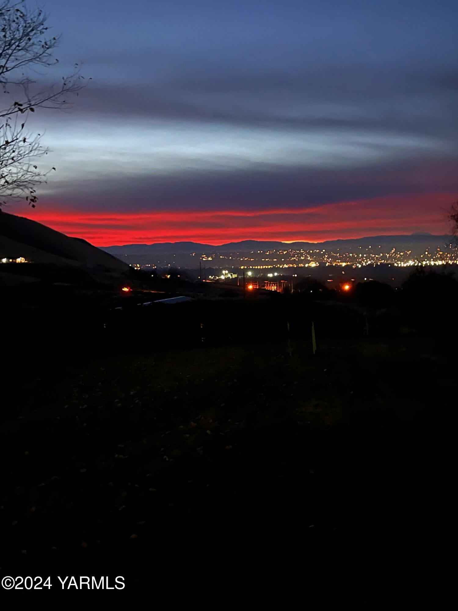 Yakima, Washington 98901, United States, 3 Bedrooms Bedrooms, ,2 BathroomsBathrooms,Residential,Pending,34353