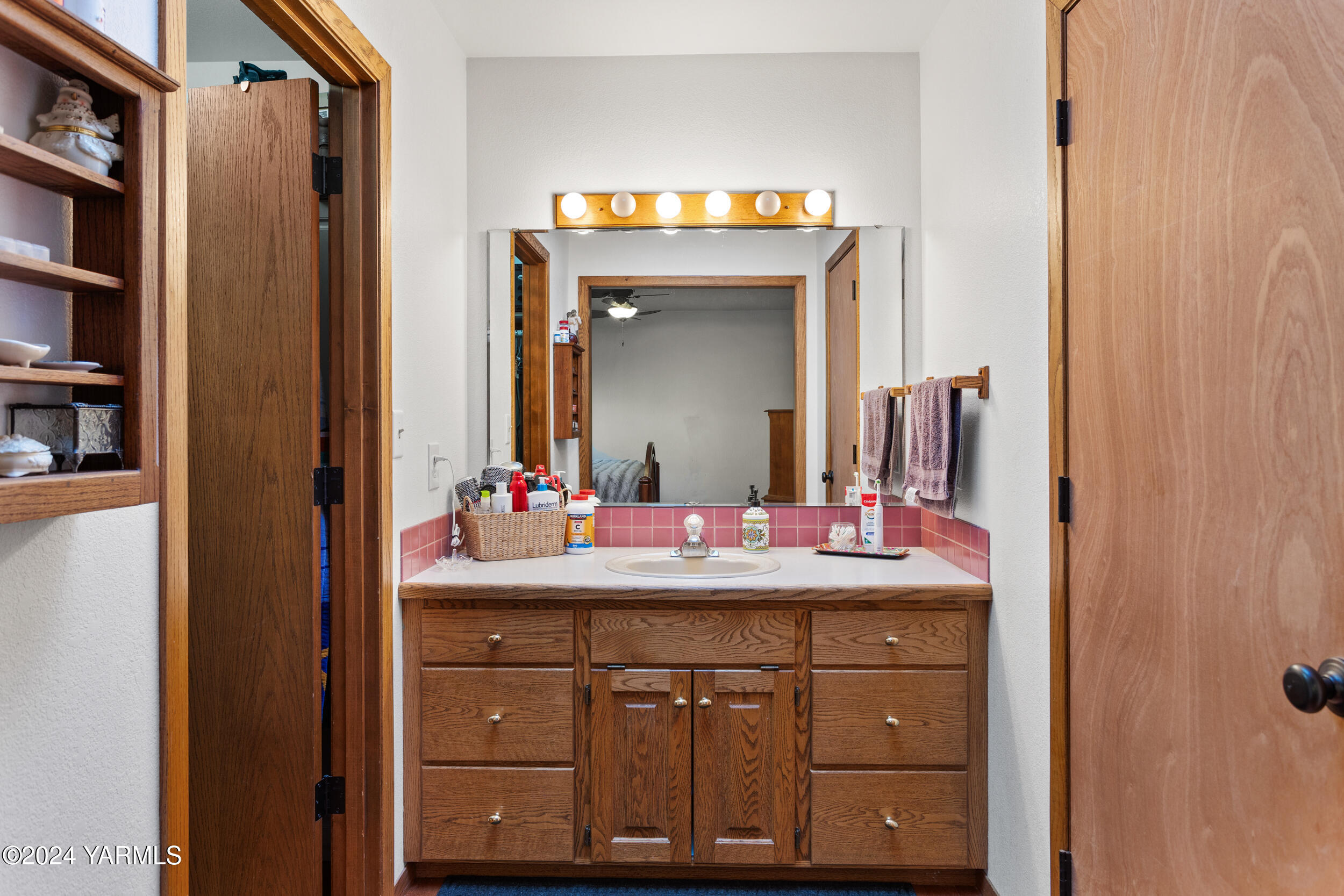 Yakima, Washington 98901, United States, 3 Bedrooms Bedrooms, ,2 BathroomsBathrooms,Residential,Pending,34353