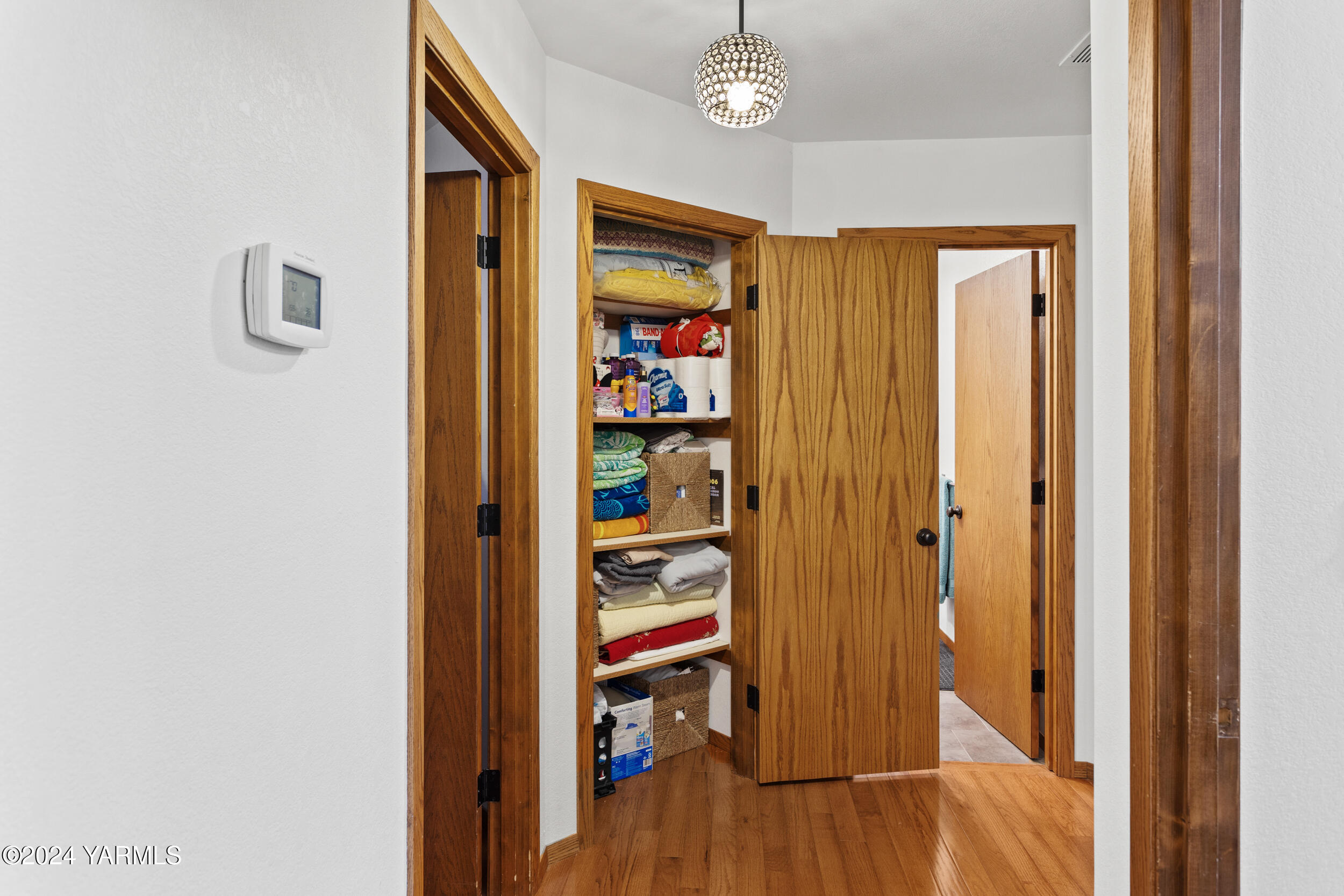 Yakima, Washington 98901, United States, 3 Bedrooms Bedrooms, ,2 BathroomsBathrooms,Residential,Pending,34353